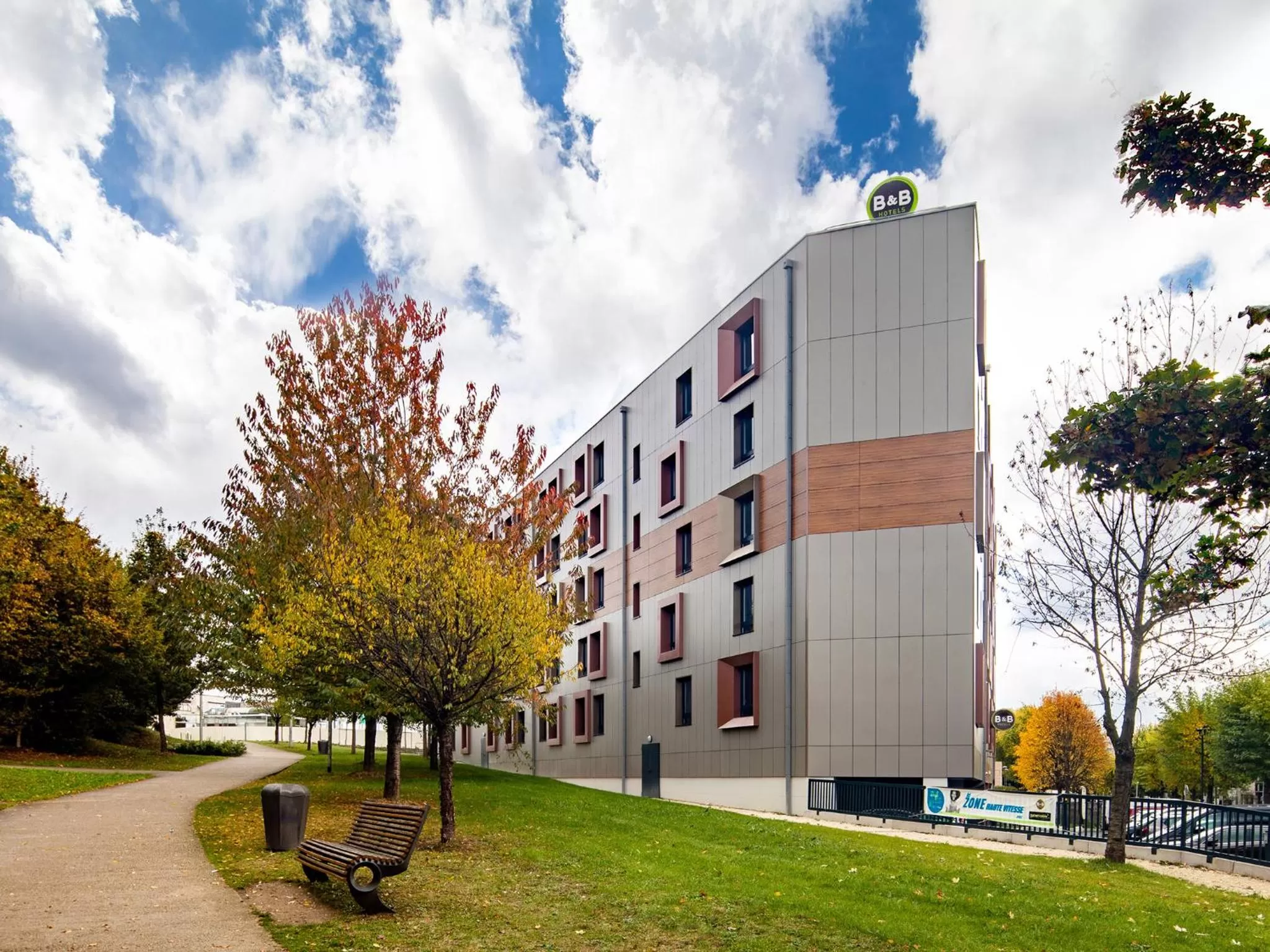 Facade/entrance in B&B HOTEL Marne-La-Vallée Torcy