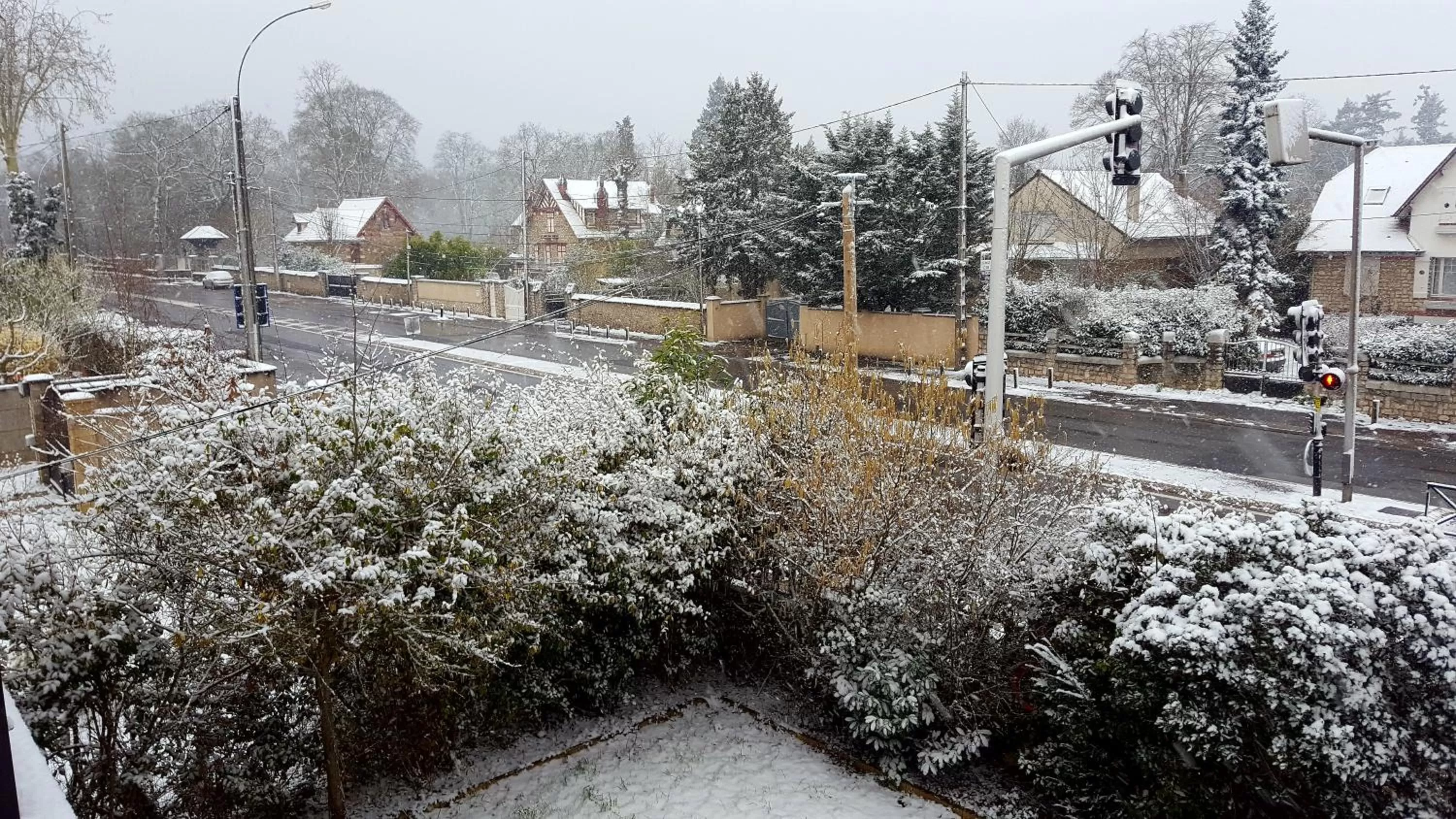 Balcony/Terrace in Apakabar Homestay - proche gare Melun, parking privé, Netflix