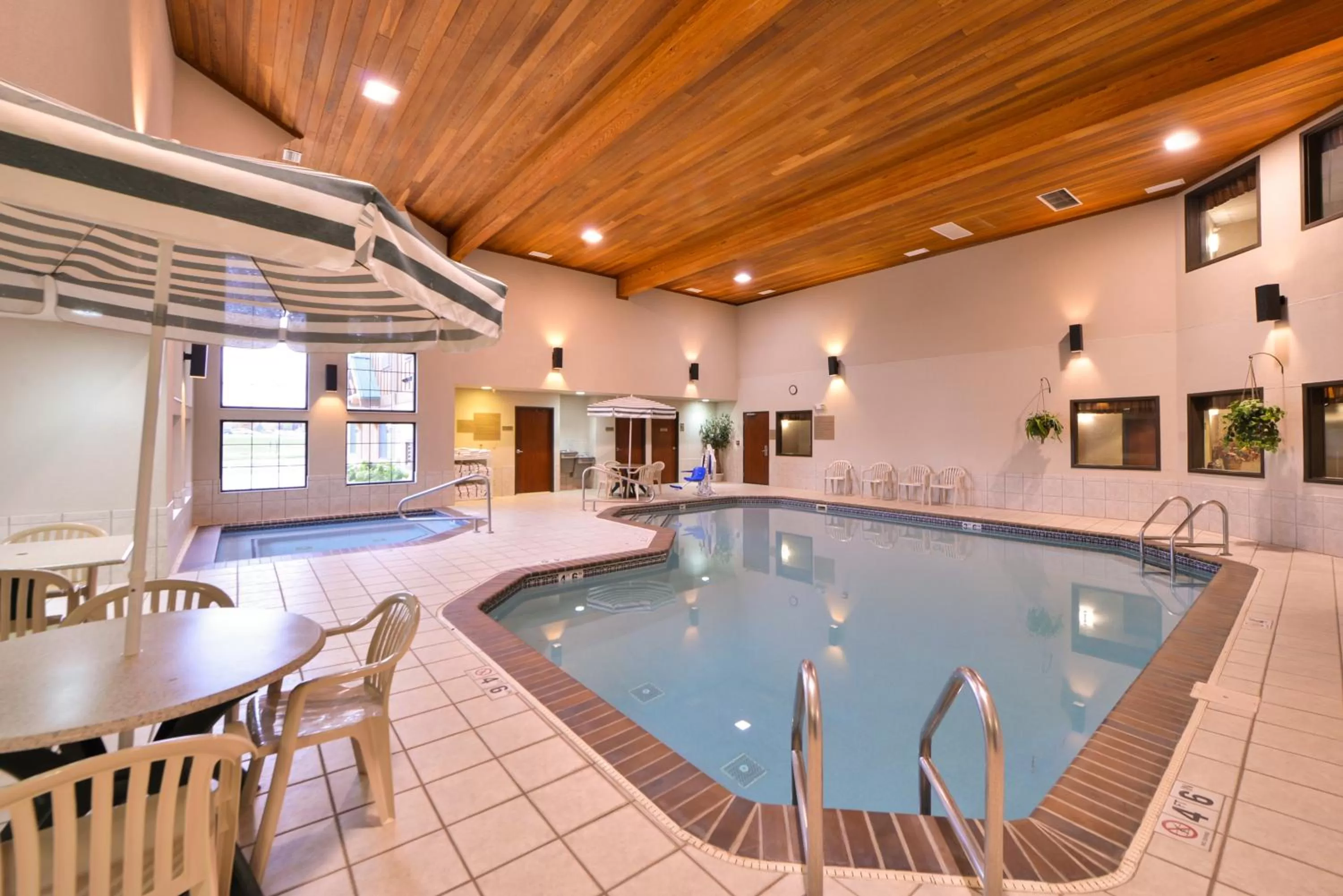 Swimming pool in Kelly Inn and Suites Mitchell
