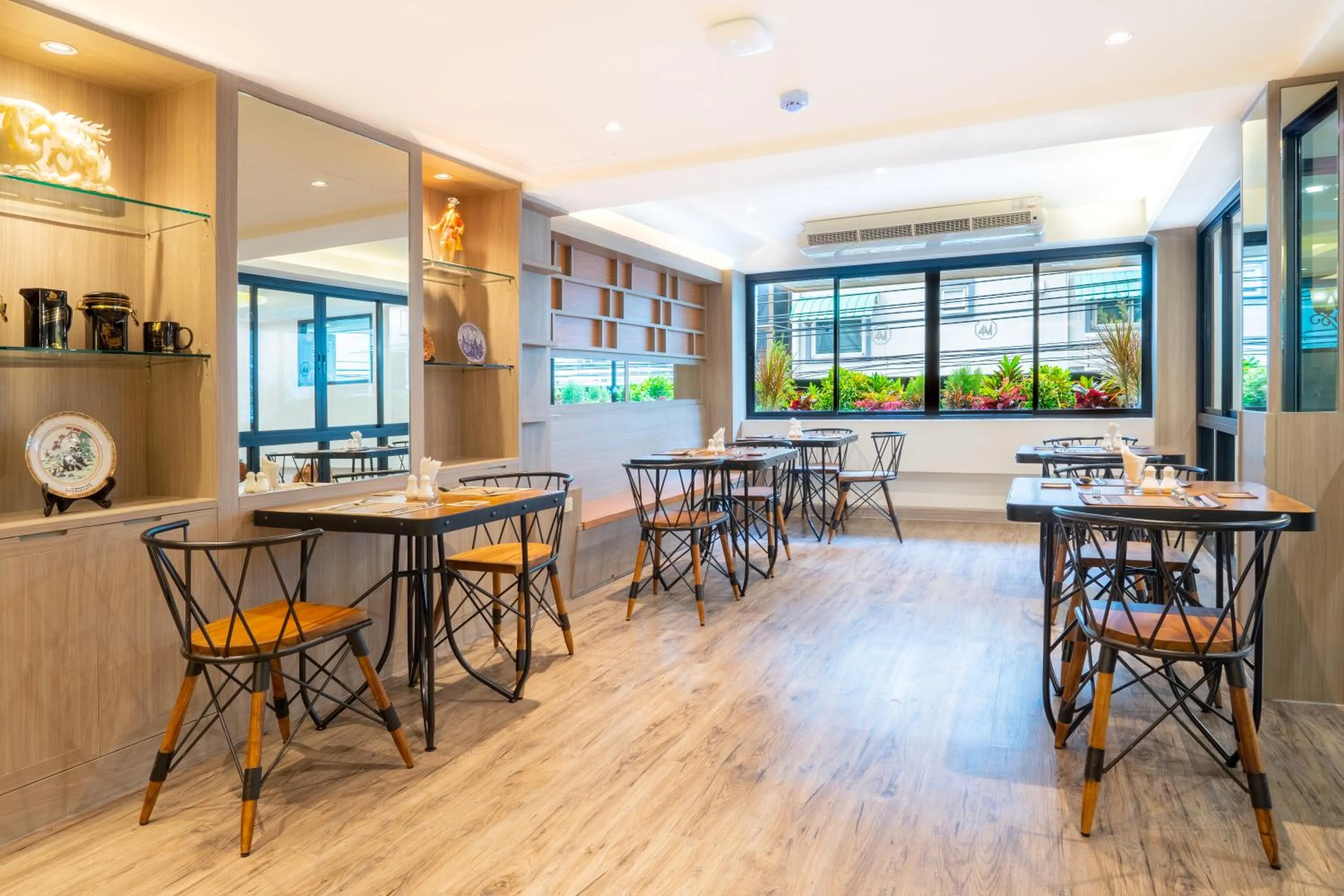 Restaurant/places to eat in 4M Pratunam Hotel