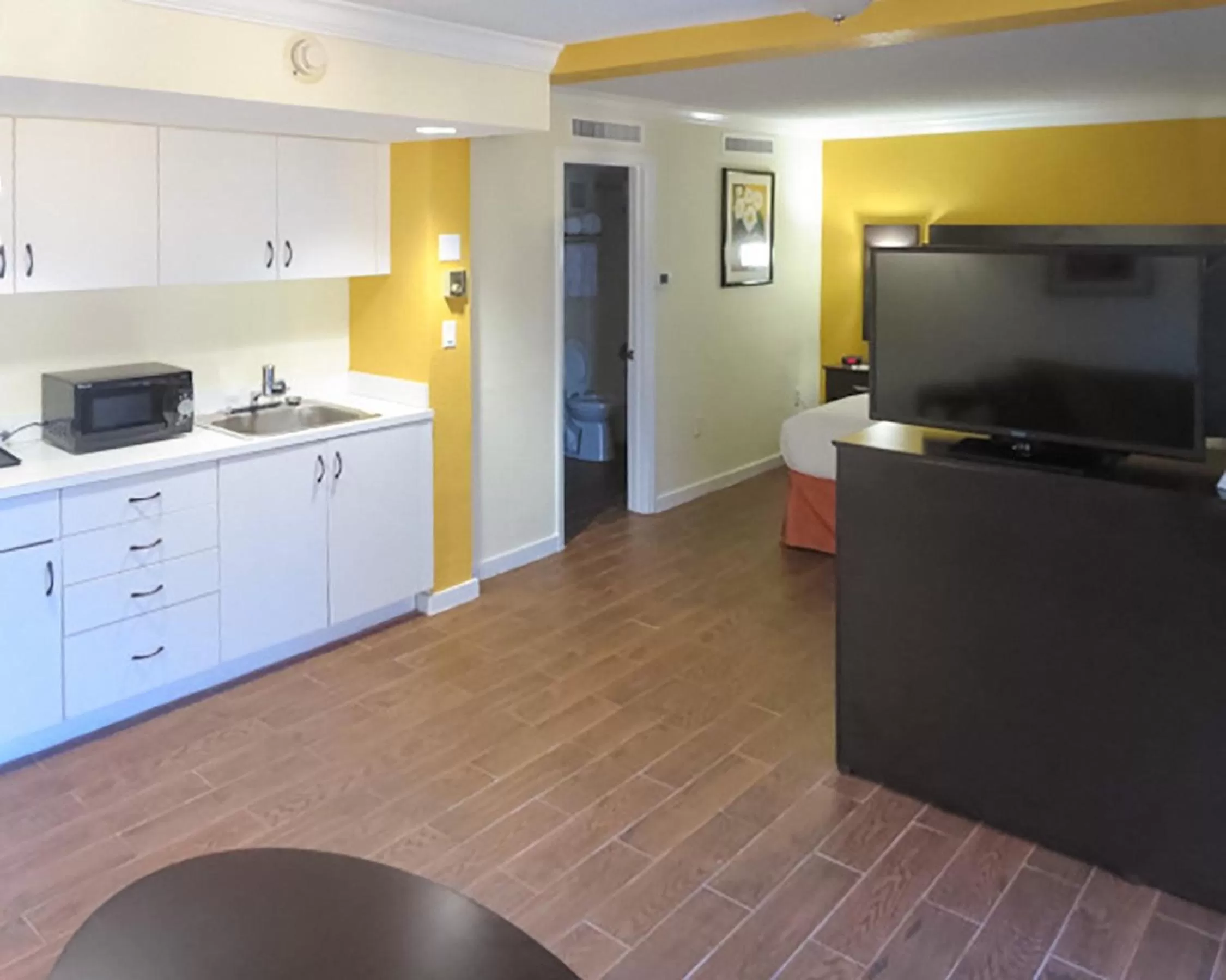 Coffee/tea facilities, Kitchen/Kitchenette in The Link Hotel on Sunrise