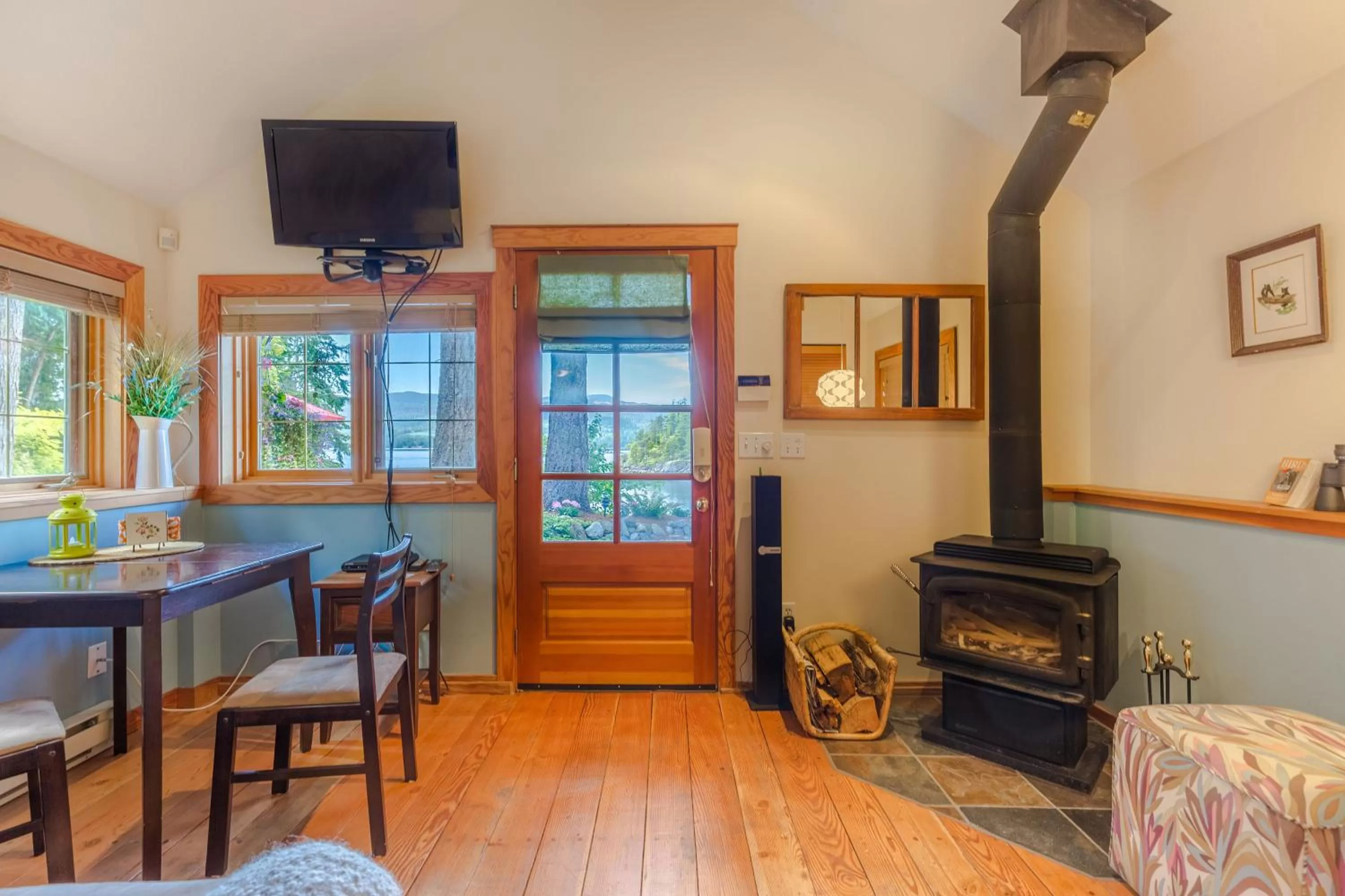 TV/Entertainment Center in Tranquility Bay Waterfront Inn