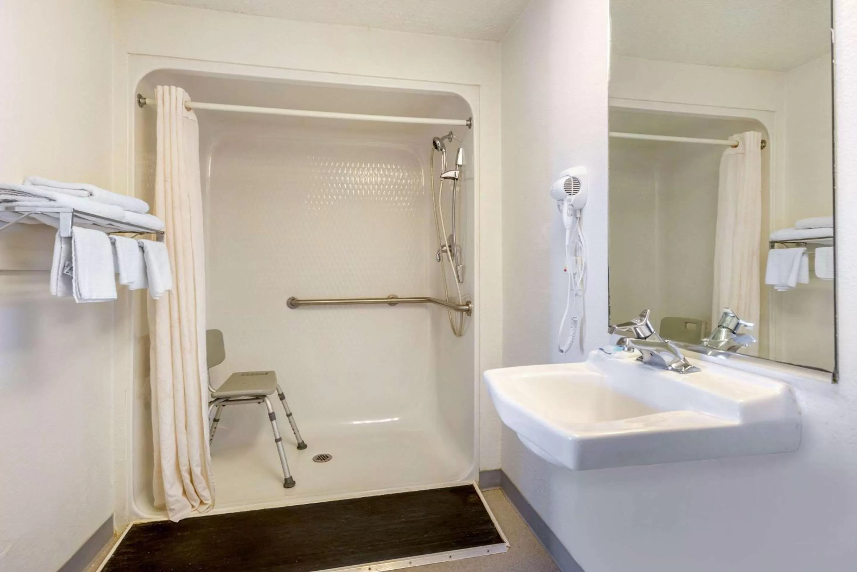 Bedroom, Bathroom in Rodeway Inn Hilliard/Columbus