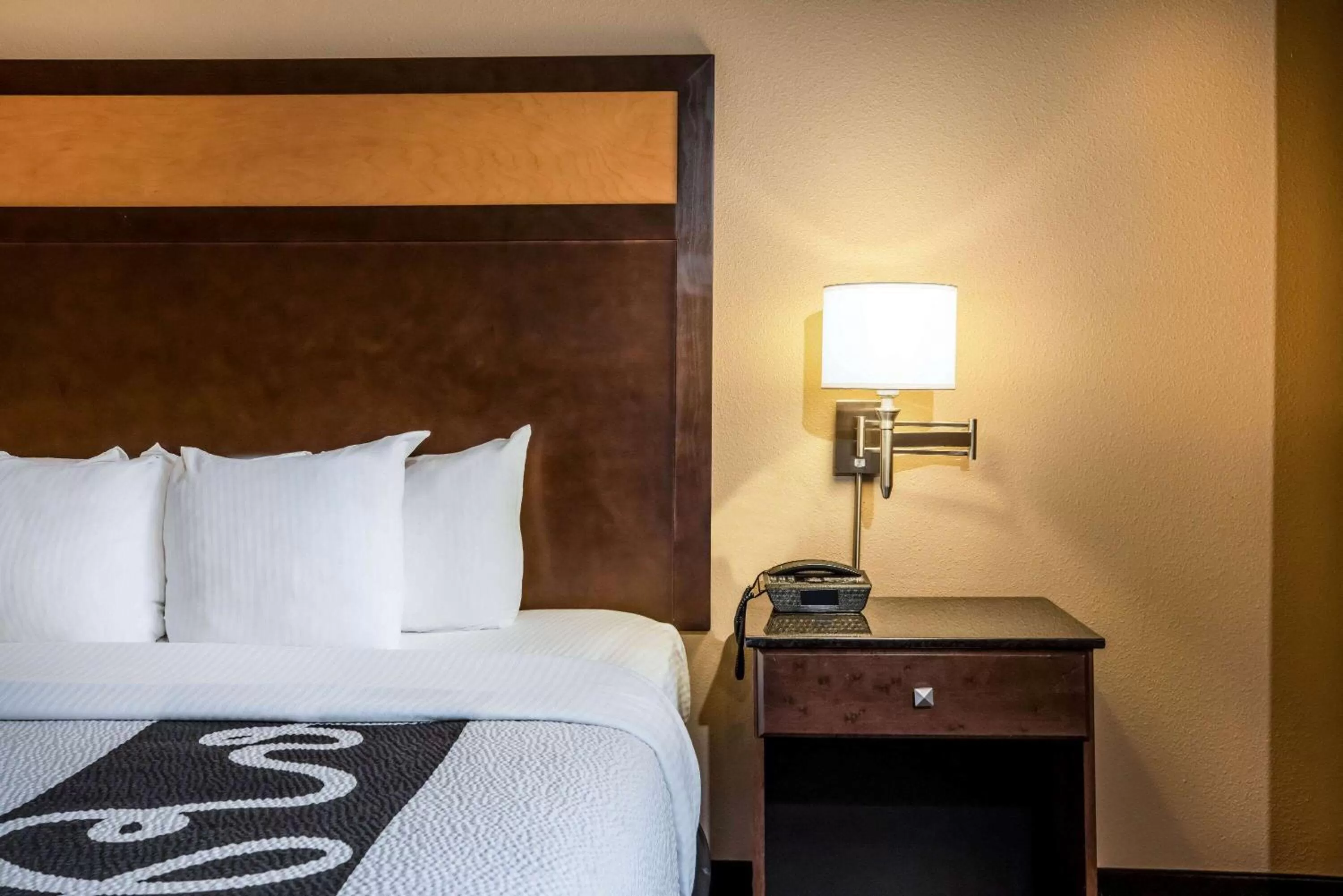 Photo of the whole room, Bed in La Quinta by Wyndham Eugene