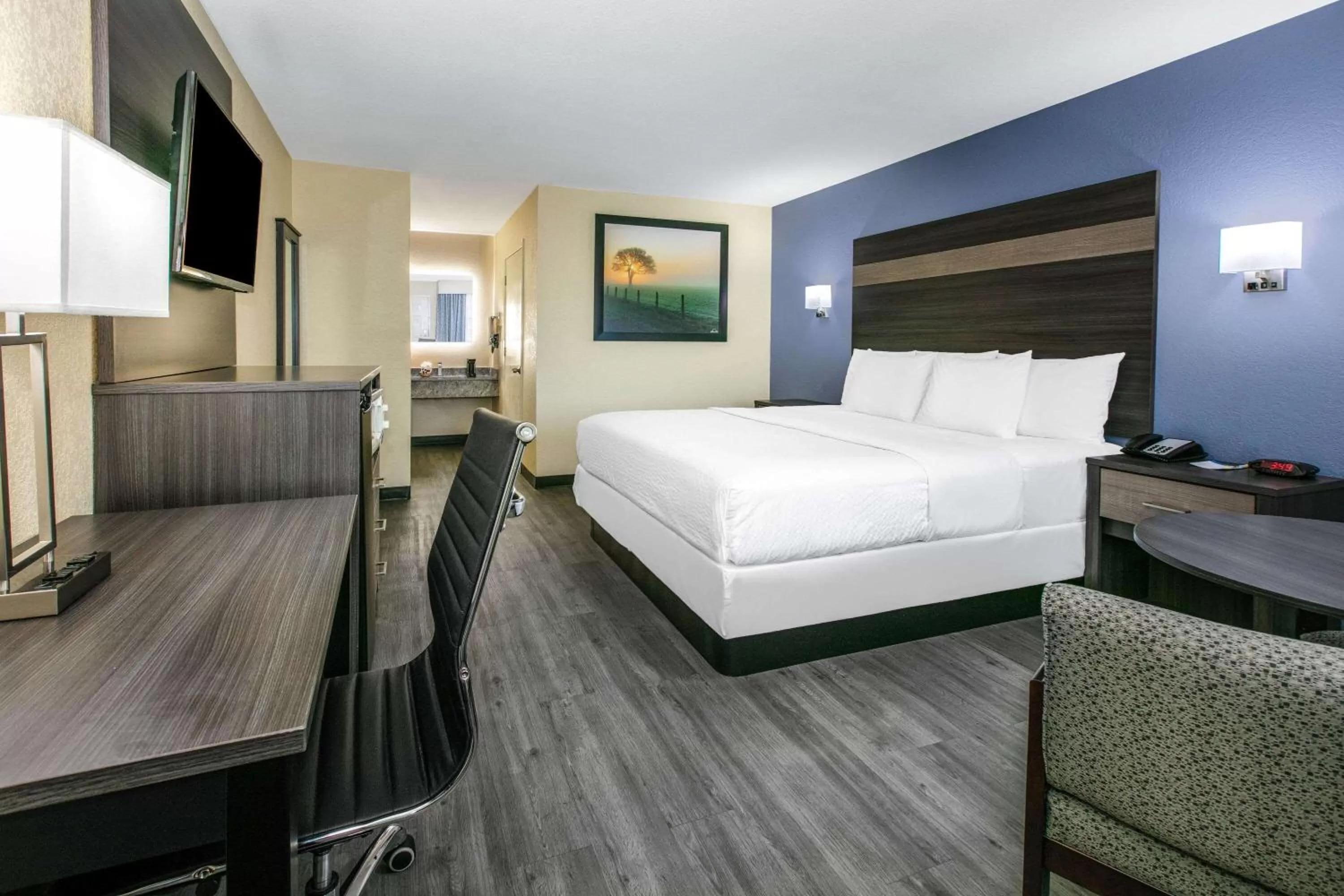 Photo of the whole room, Bed in Days Inn by Wyndham Waco Near Downtown University