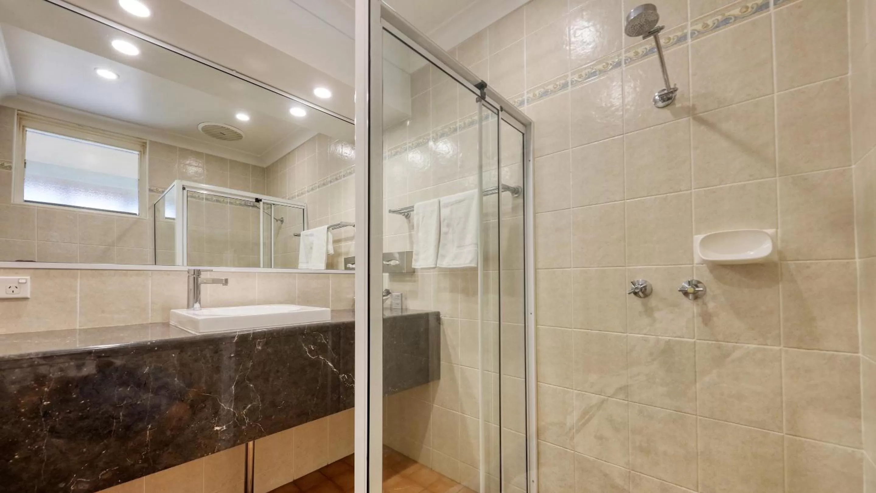 Shower in Bushman's Motor Inn