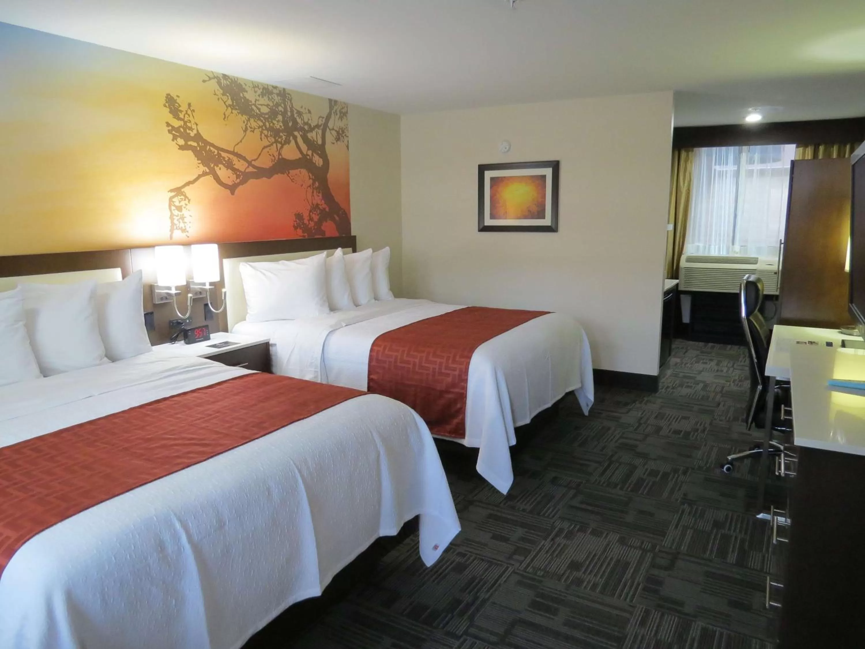 Photo of the whole room, Bed in Holiday Inn Brookfield - Milwaukee by IHG