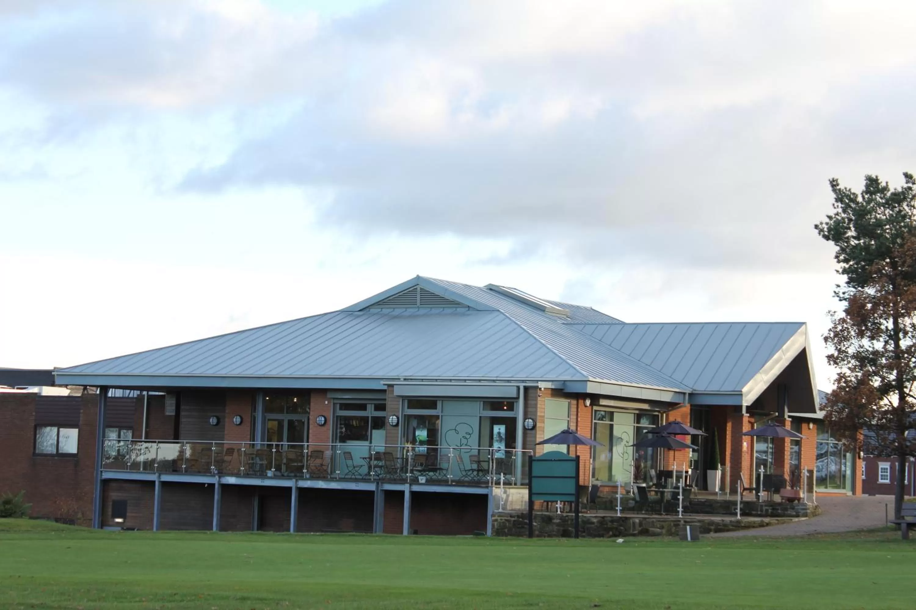 Facade/entrance in Mercure Newcastle George Washington Hotel Golf & Spa