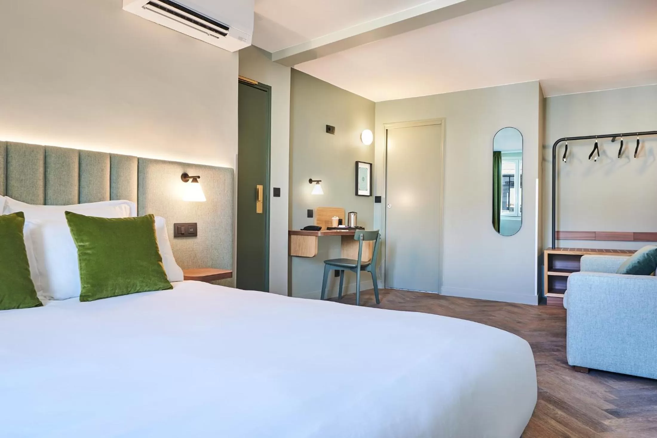 Bed in Hotel 10 Opéra by HappyCulture