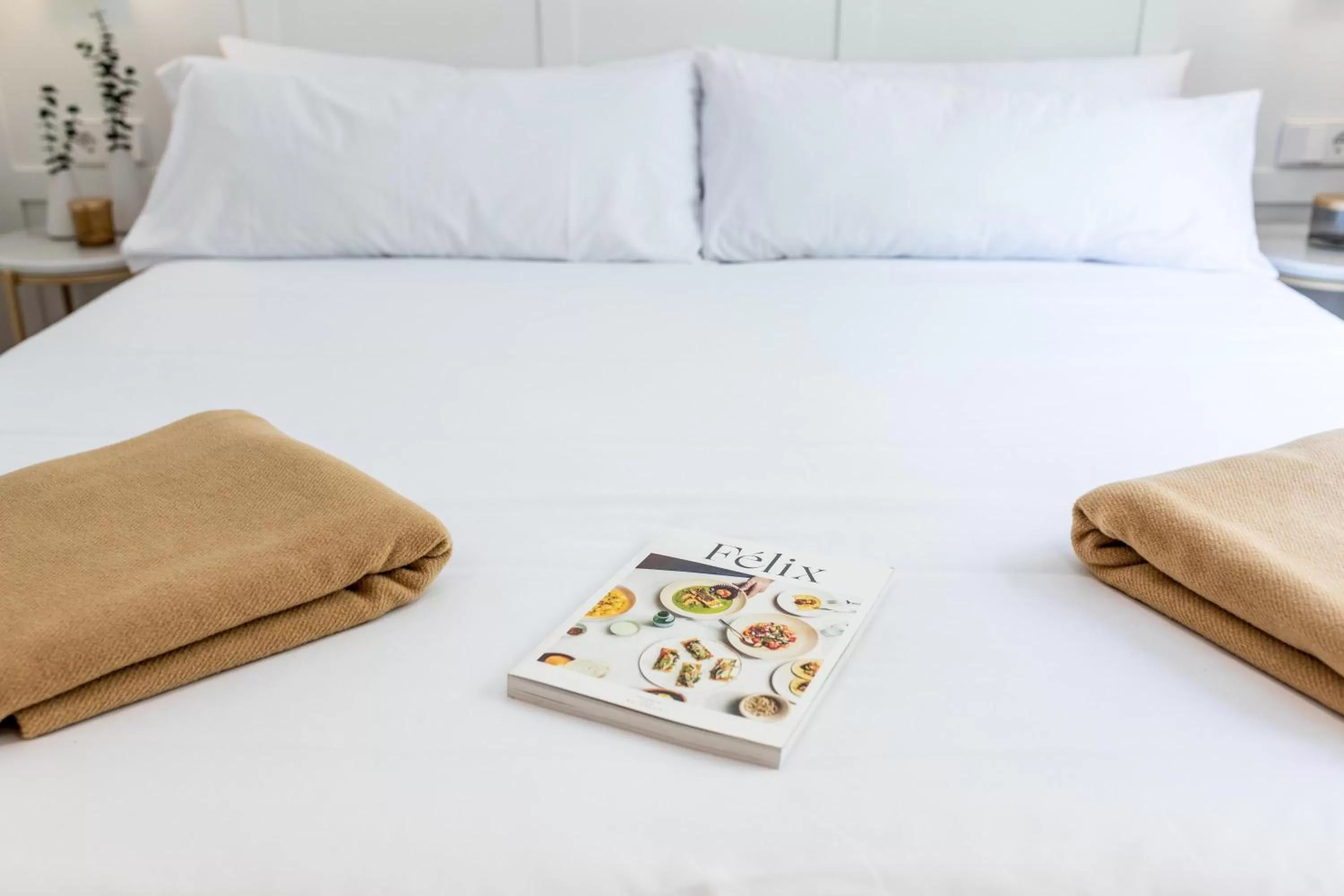 Bed in Room Mate Cosmo - City Centre, Valencia