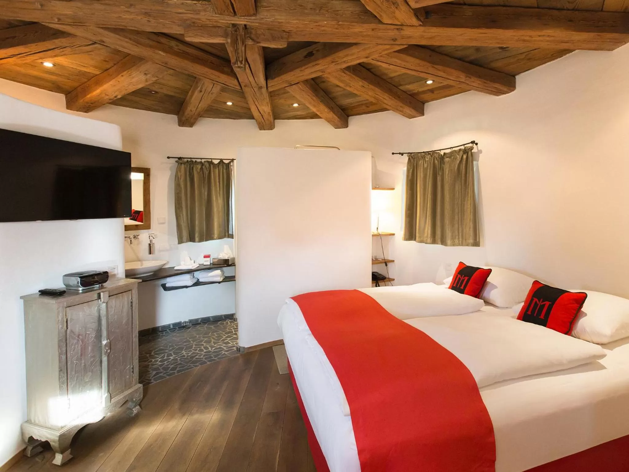 Photo of the whole room, Bed in DORMERO Schlosshotel Reichenschwand