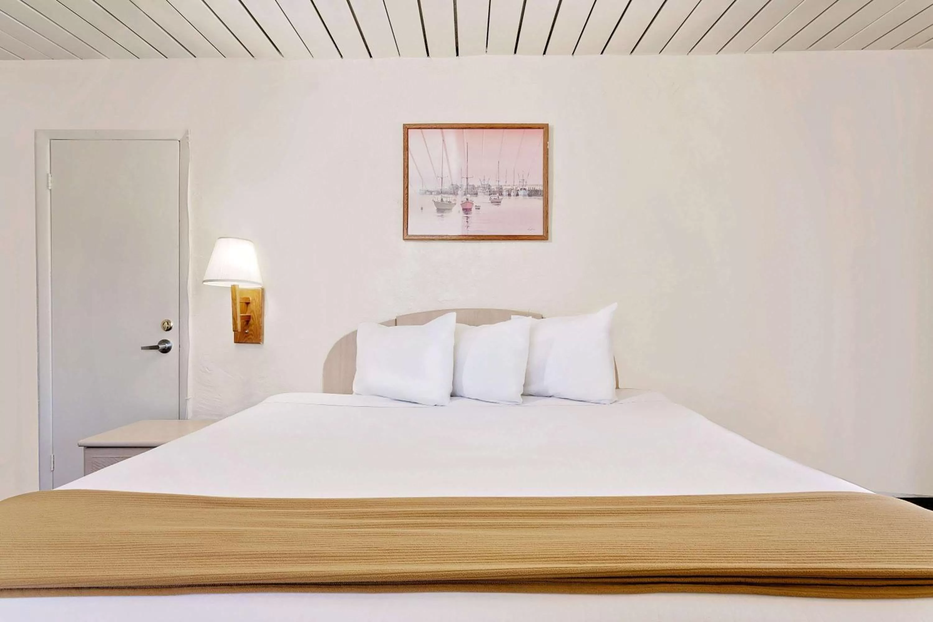 Photo of the whole room, Bed in Knights Inn Page