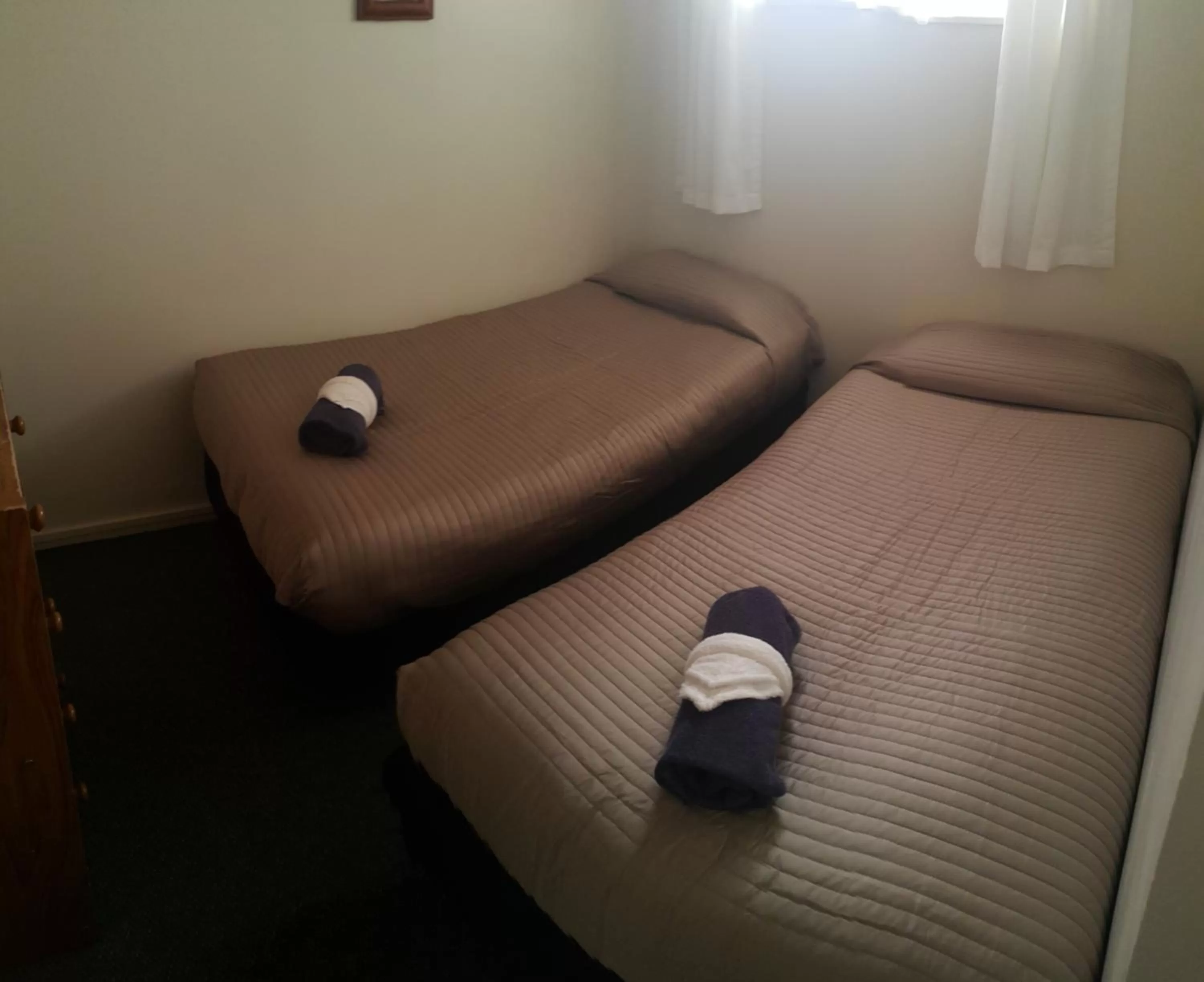 Bedroom, Bed in Camellia Court Family Motel