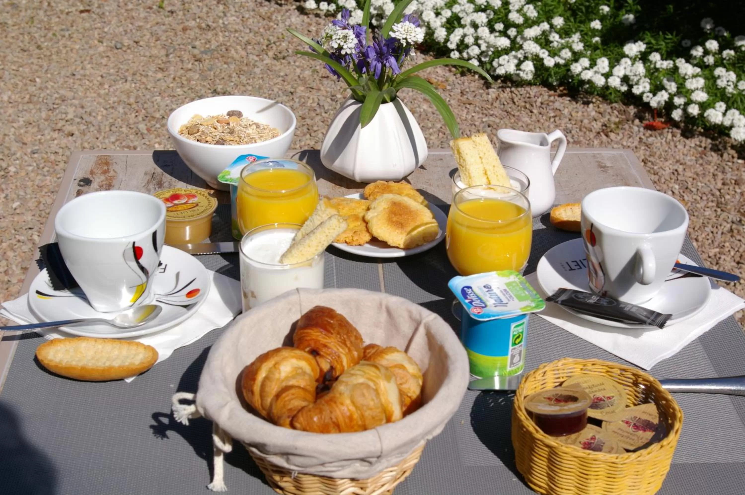 Breakfast in Hôtel de Bretagne - anciennement Queen Serenity Hotel