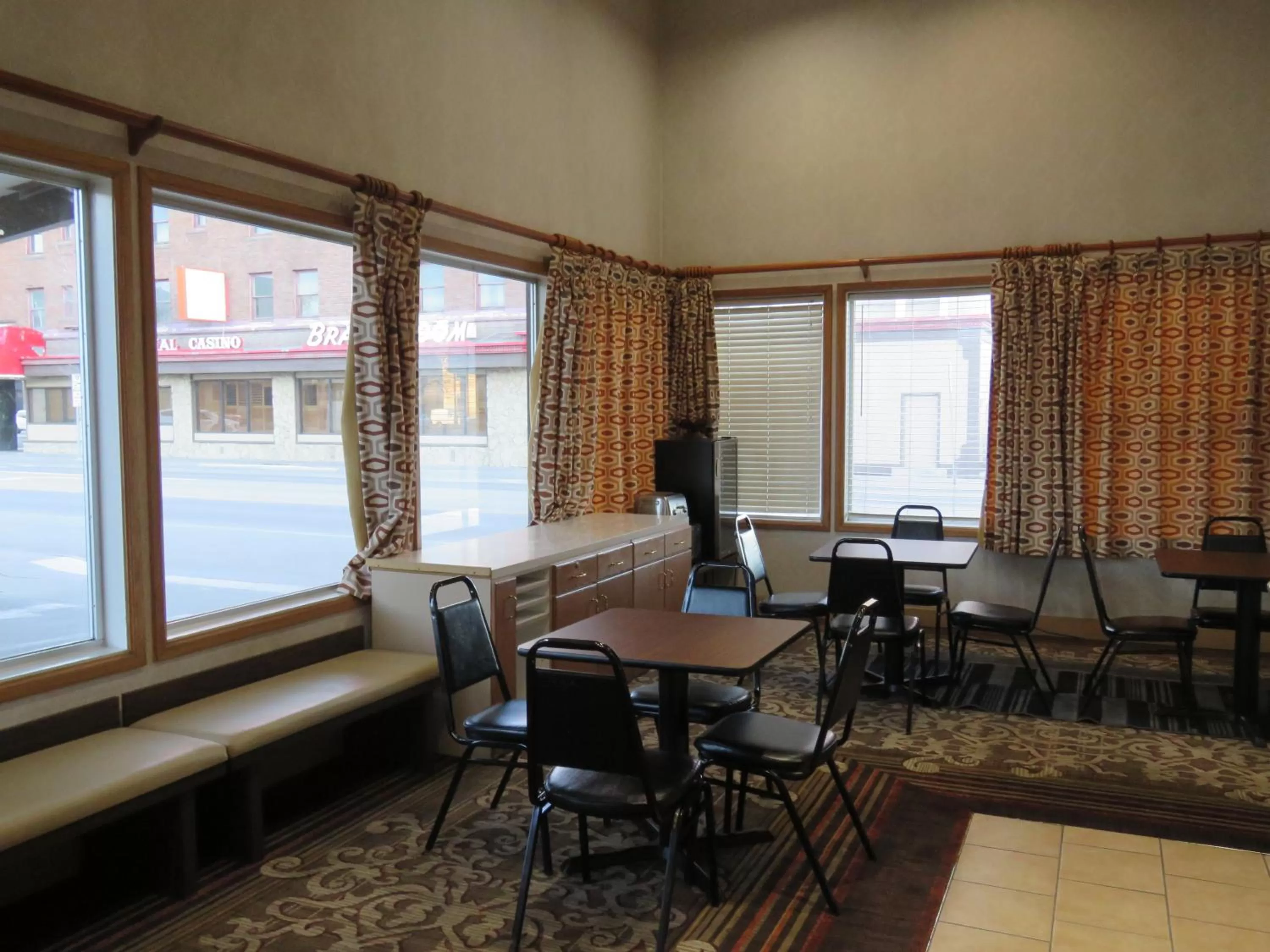 Breakfast in Thunderbird Motel