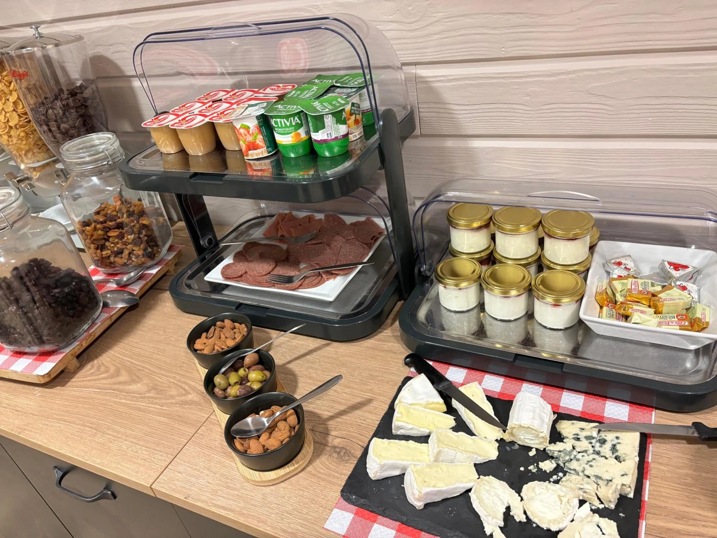 Buffet breakfast, Food in Brit Hotel du Commerce Bergerac