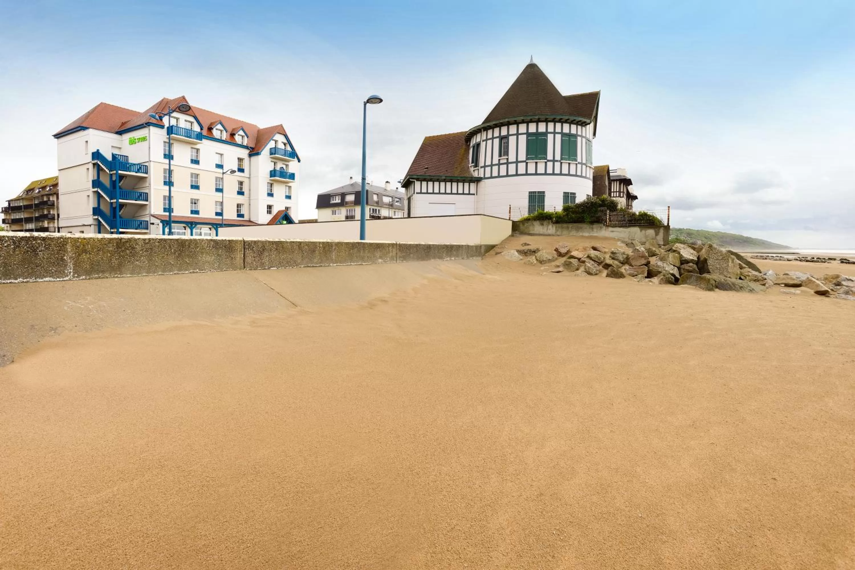 Facade/entrance in ibis Styles Deauville Villers Plage