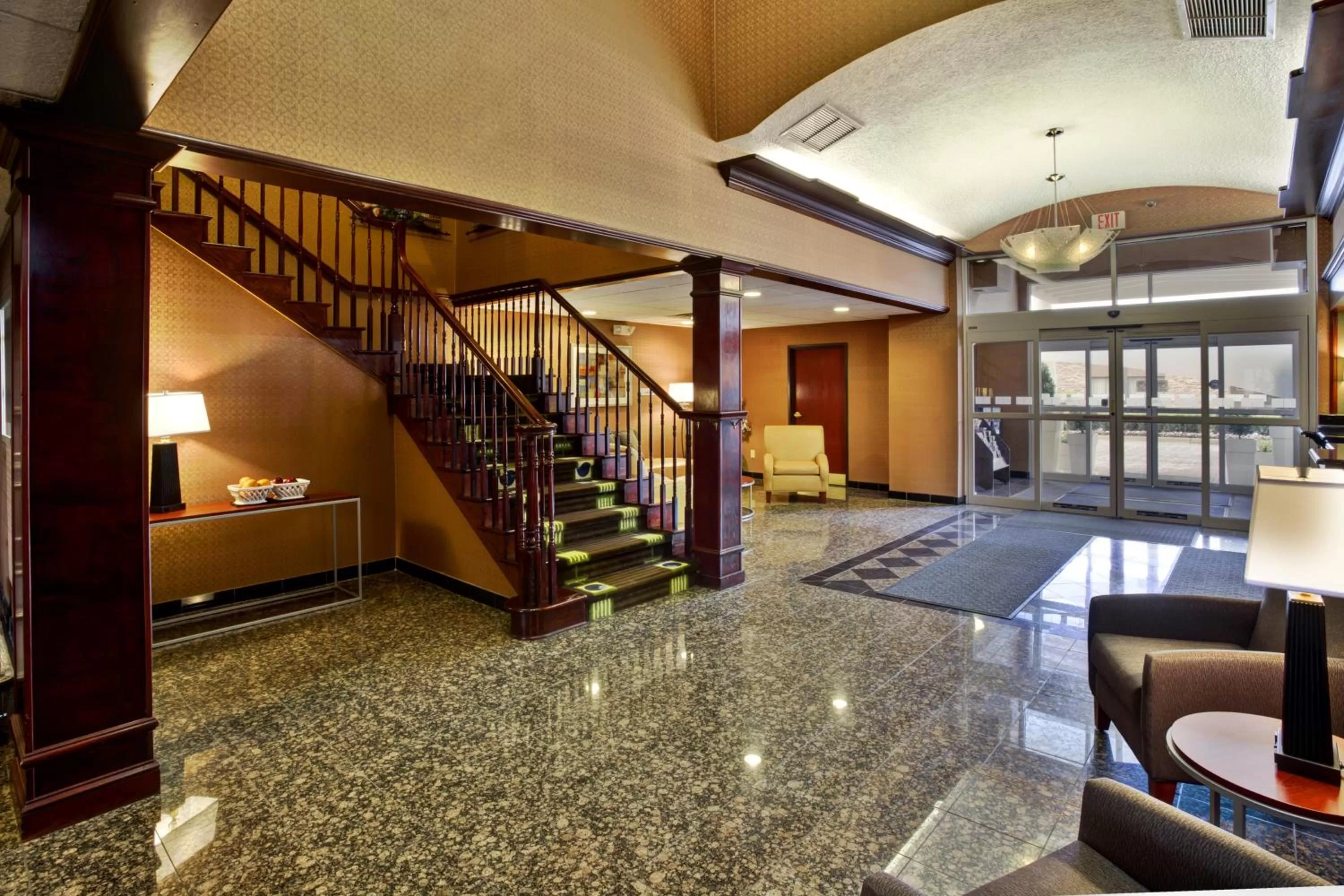 Lobby or reception in Holiday Inn Express Hotel & Suites Woodhaven by IHG
