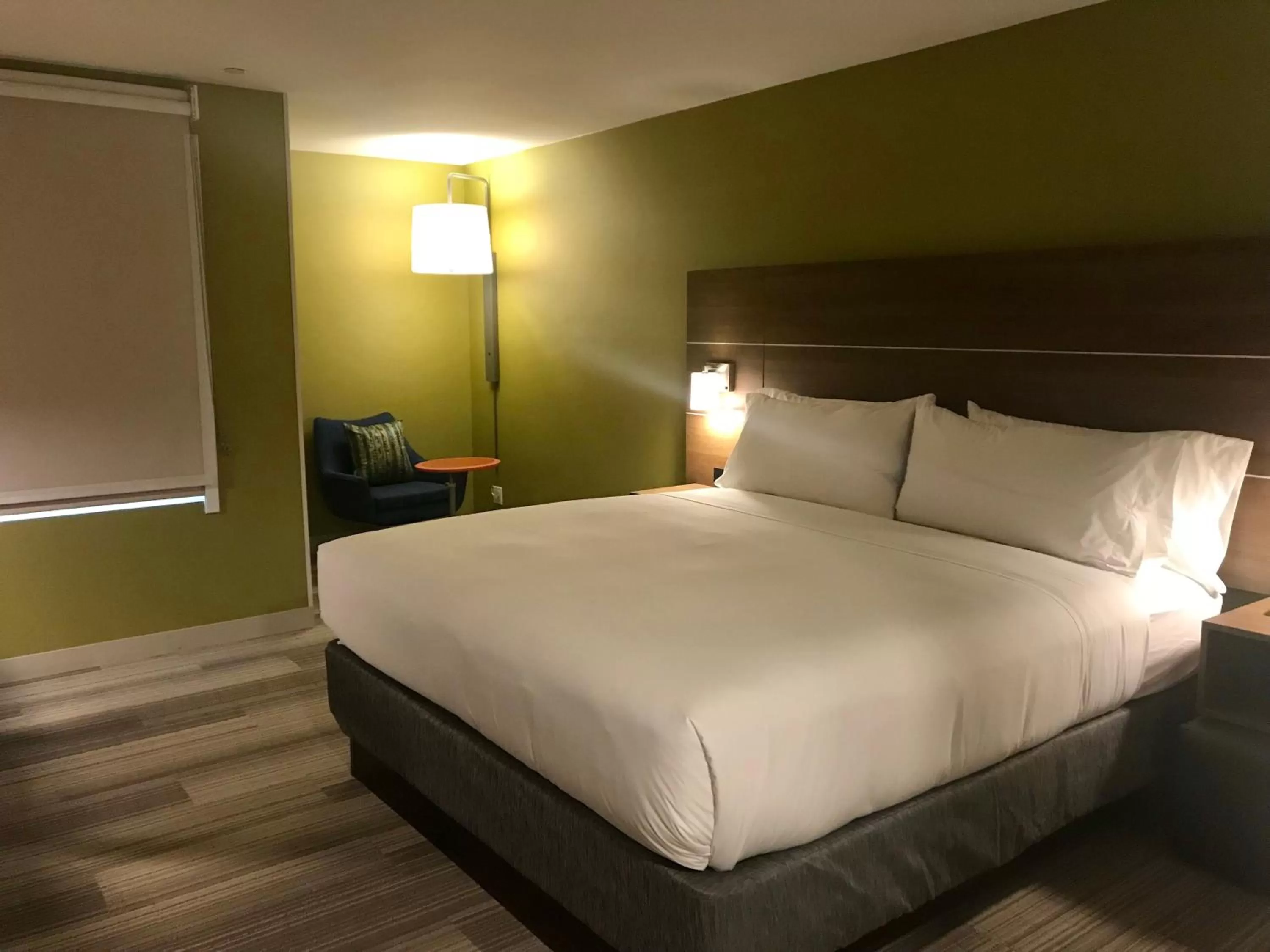 Photo of the whole room, Bed in Holiday Inn Express & Suites Pasadena - Los Angeles by IHG