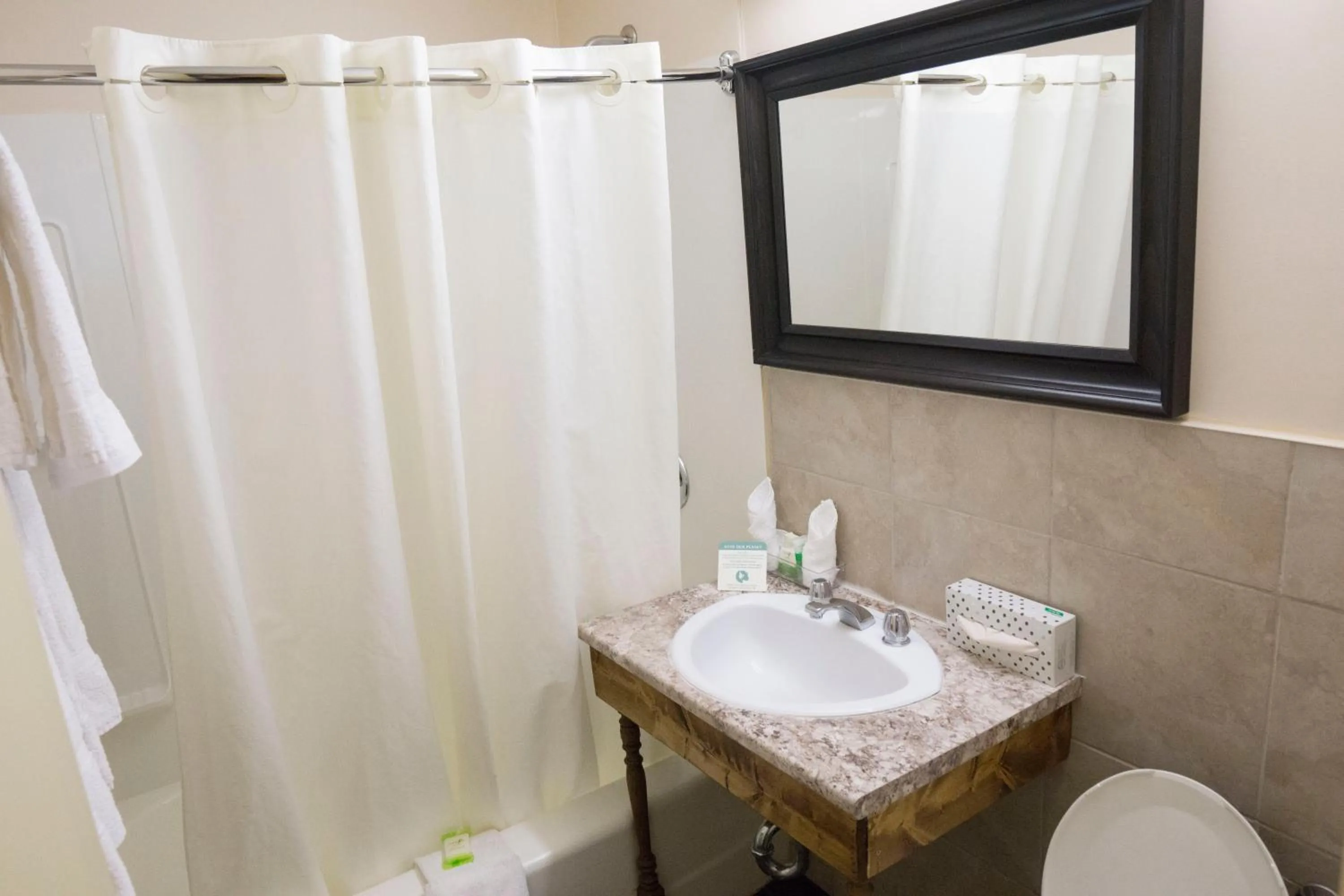 Bathroom in The Marlborough Hotel