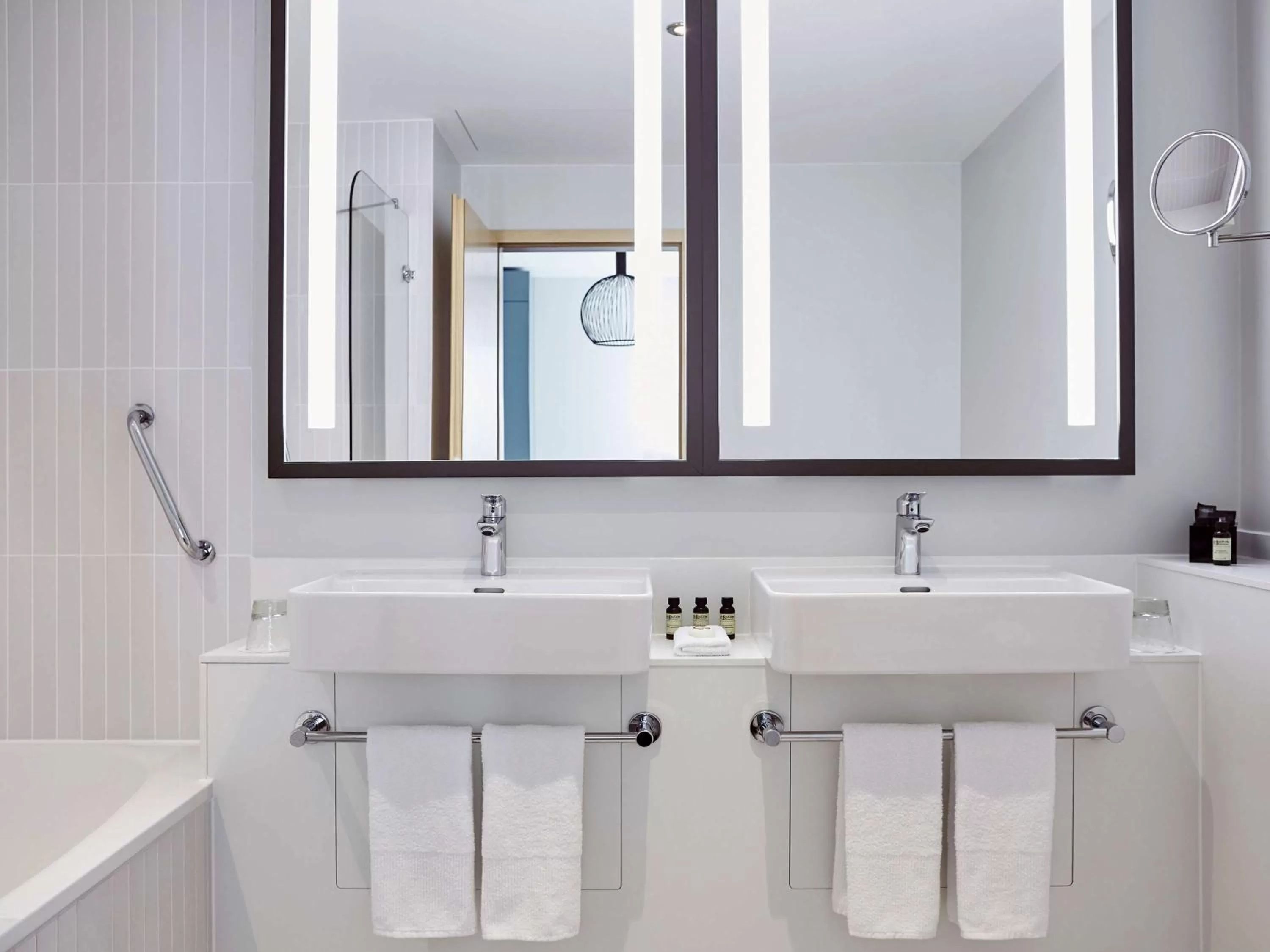 Bathroom in Hotel Mondial am Dom Cologne MGallery