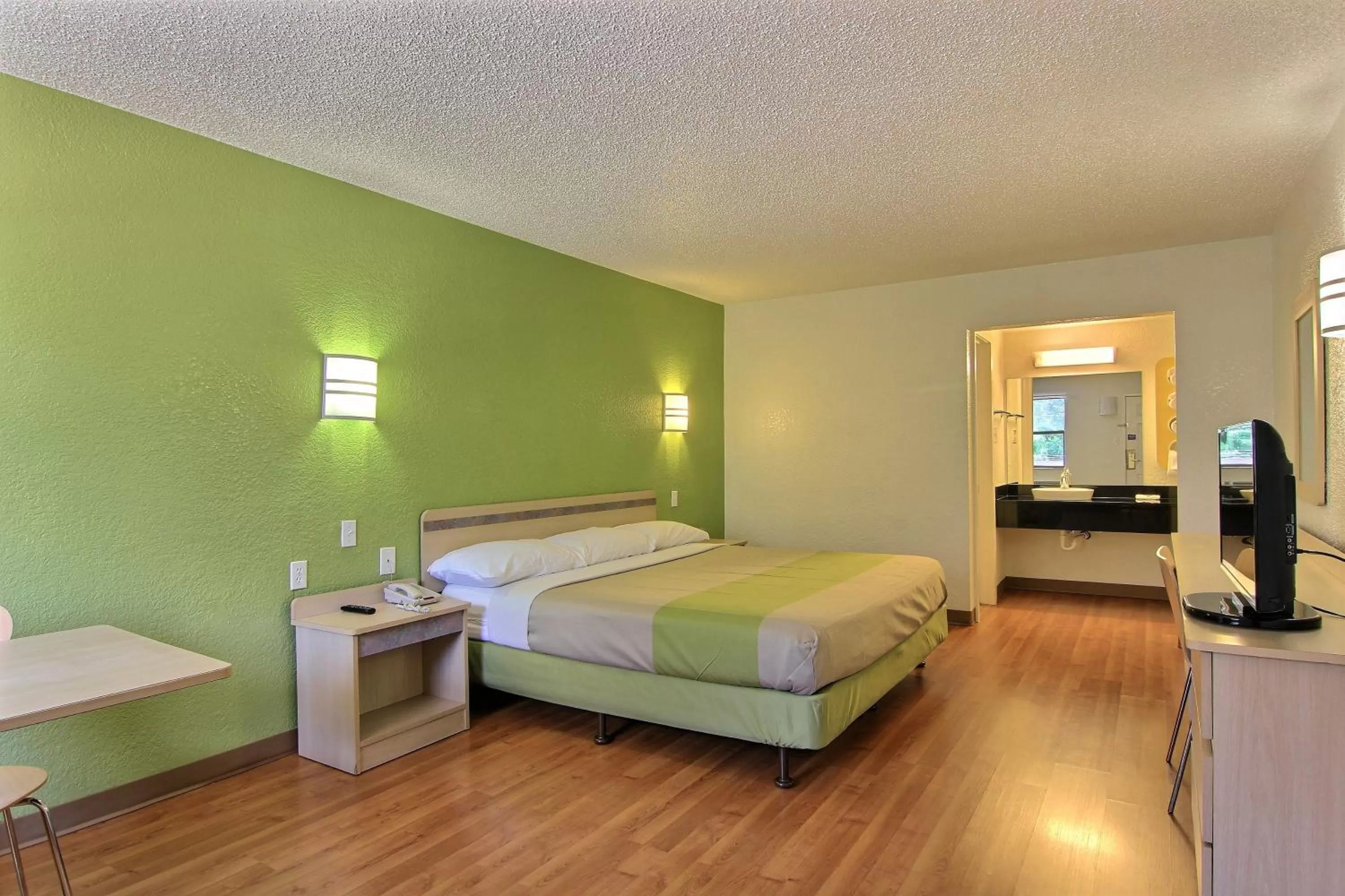 Bedroom, Bed in Motel 6 Austin, TX - Central Downtown UT