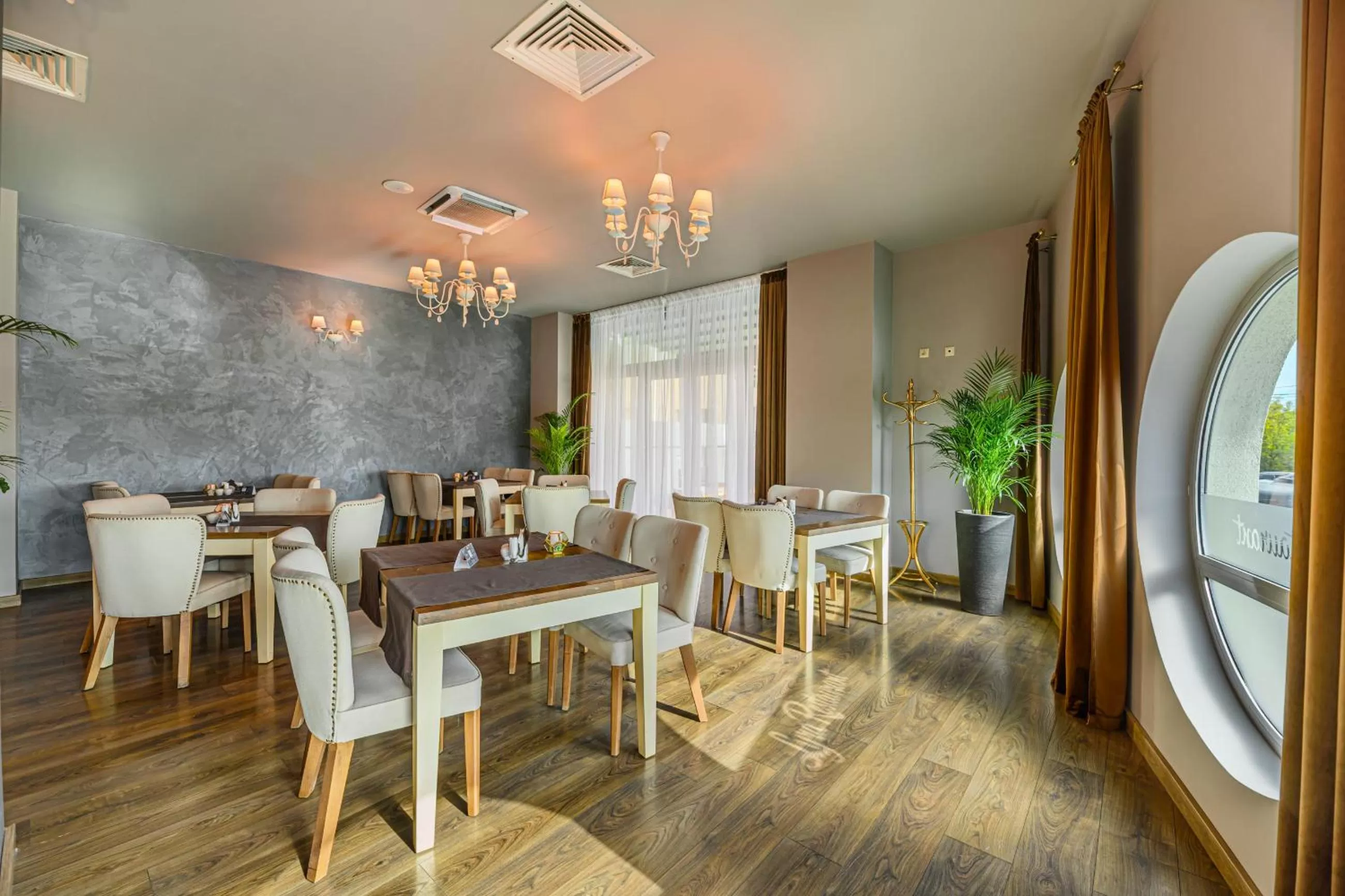 Restaurant/places to eat in Faleza Hotel by Vega