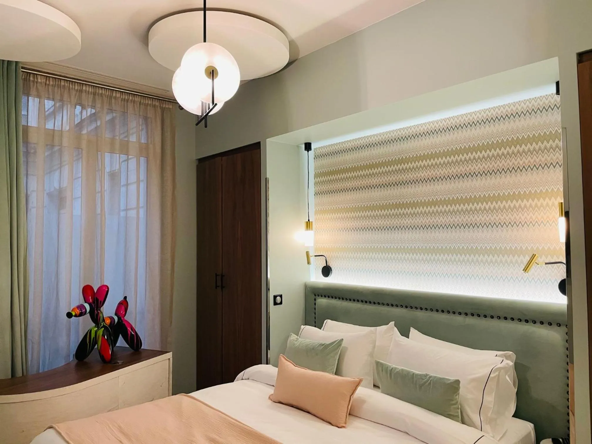 Bed in Hotel 33 Marbeuf