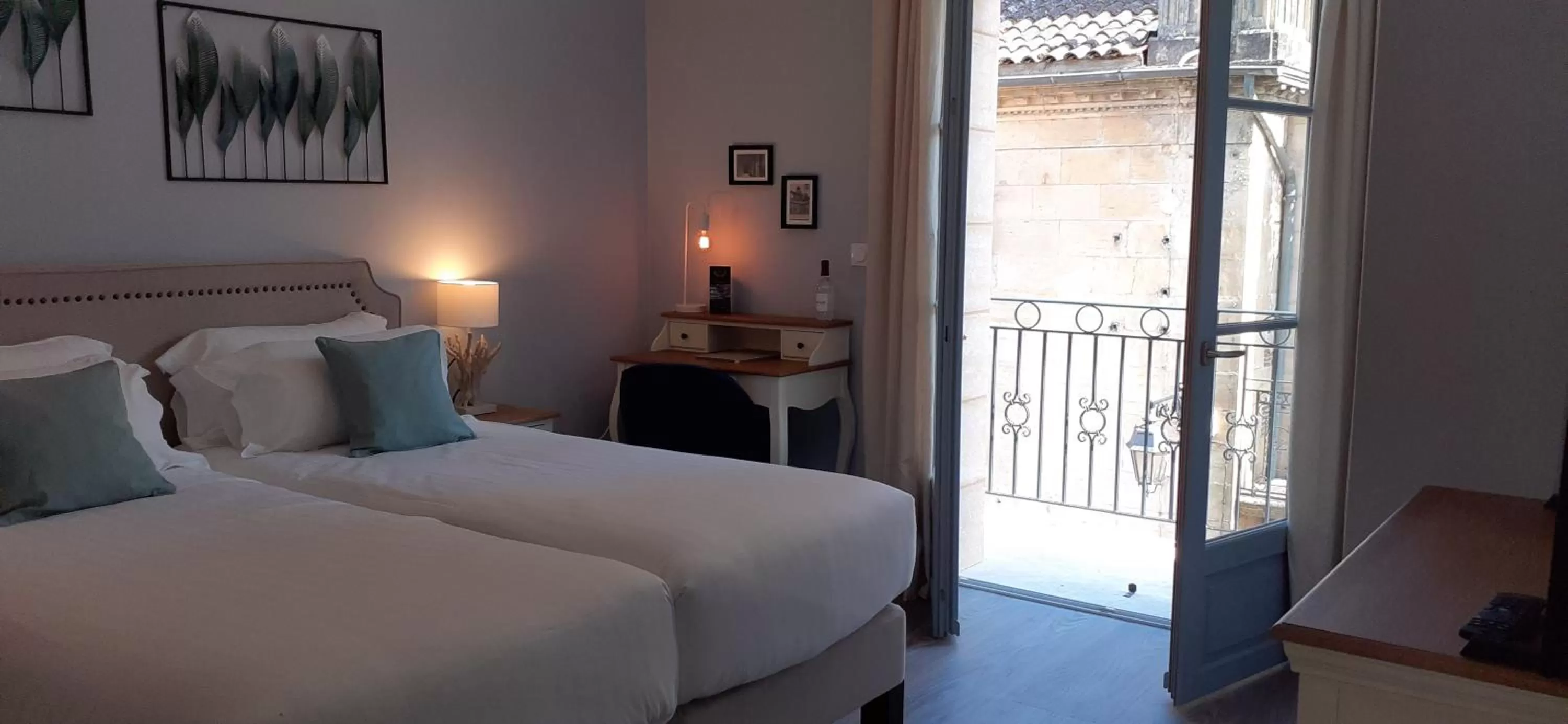 Photo of the whole room, Bed in Hôtel-Restaurant des Augustins