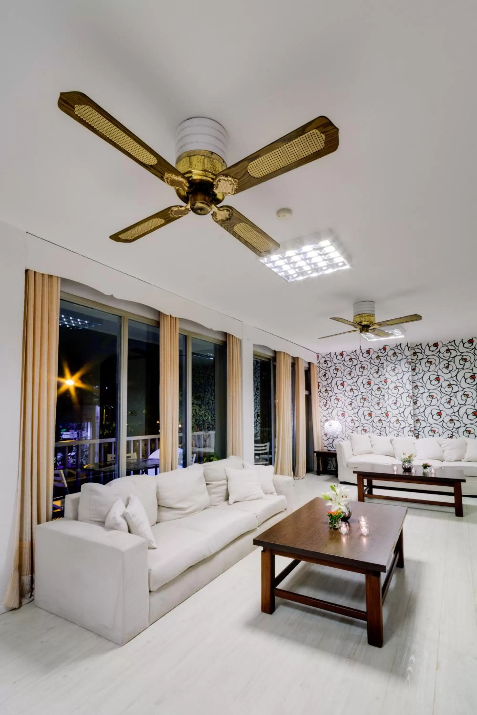 Communal lounge/ TV room in Hotel Royal