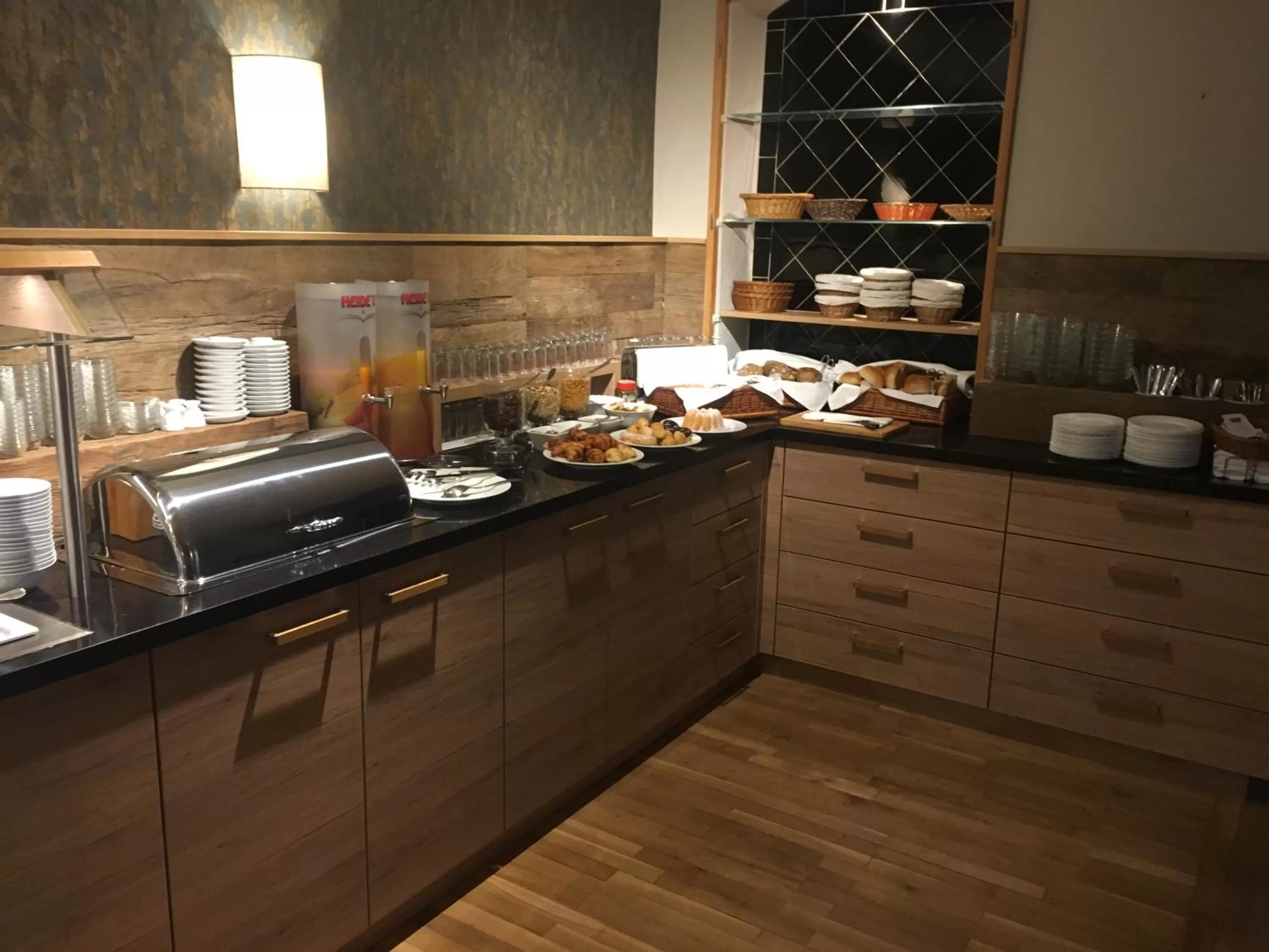 Buffet breakfast, Kitchen/Kitchenette in Hotel Ettrich & Elbresort Rathen