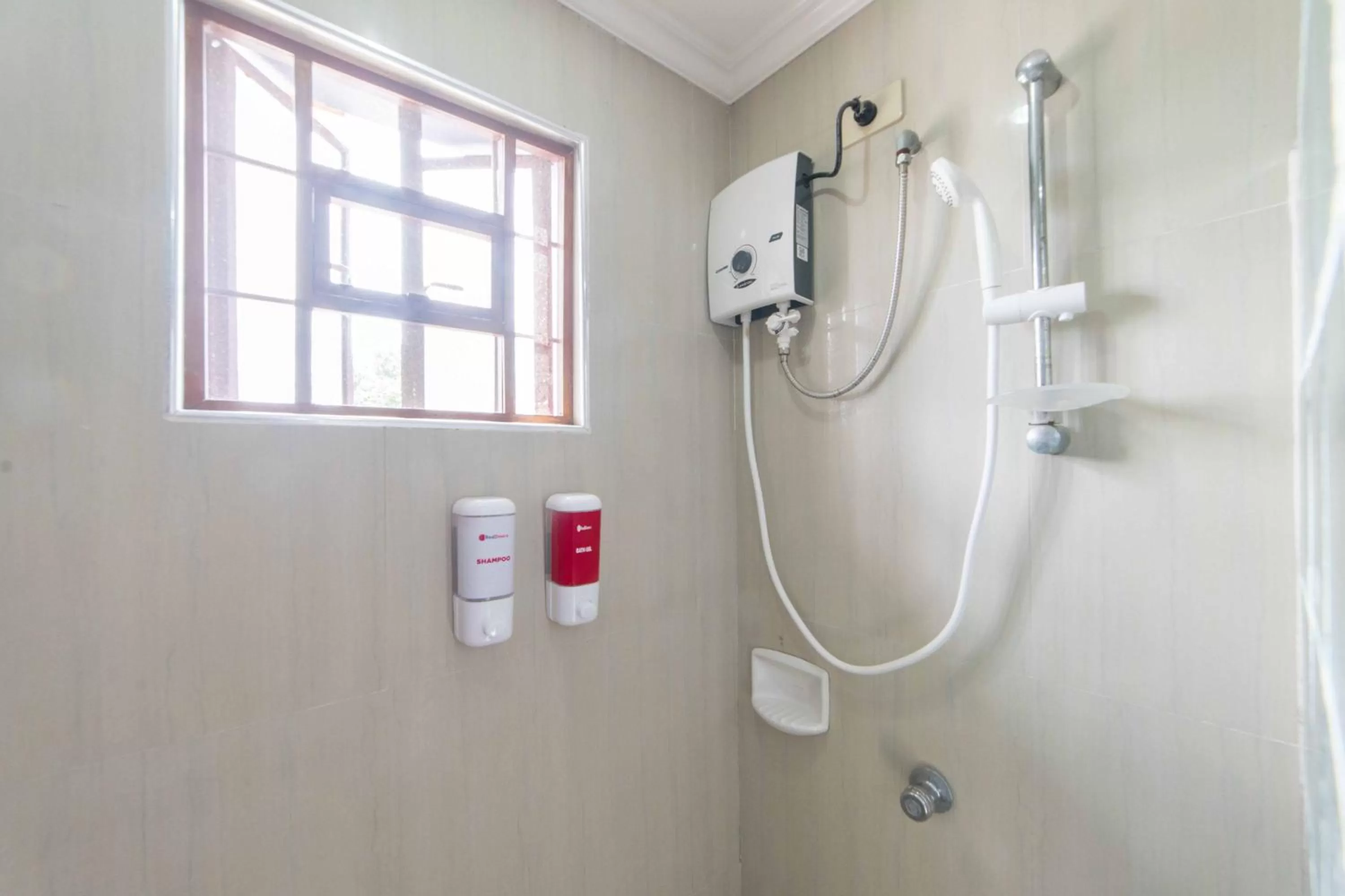 Shower in RedDoorz Plus @ Starhomes Olivianville