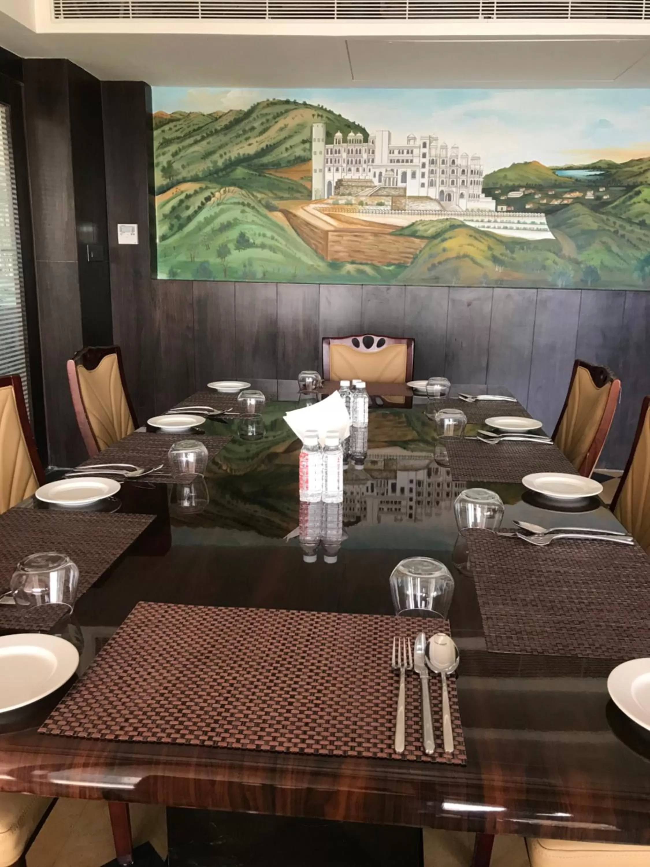 Restaurant/places to eat in Howard Johnson by Wyndham Udaipur Roop Nagar