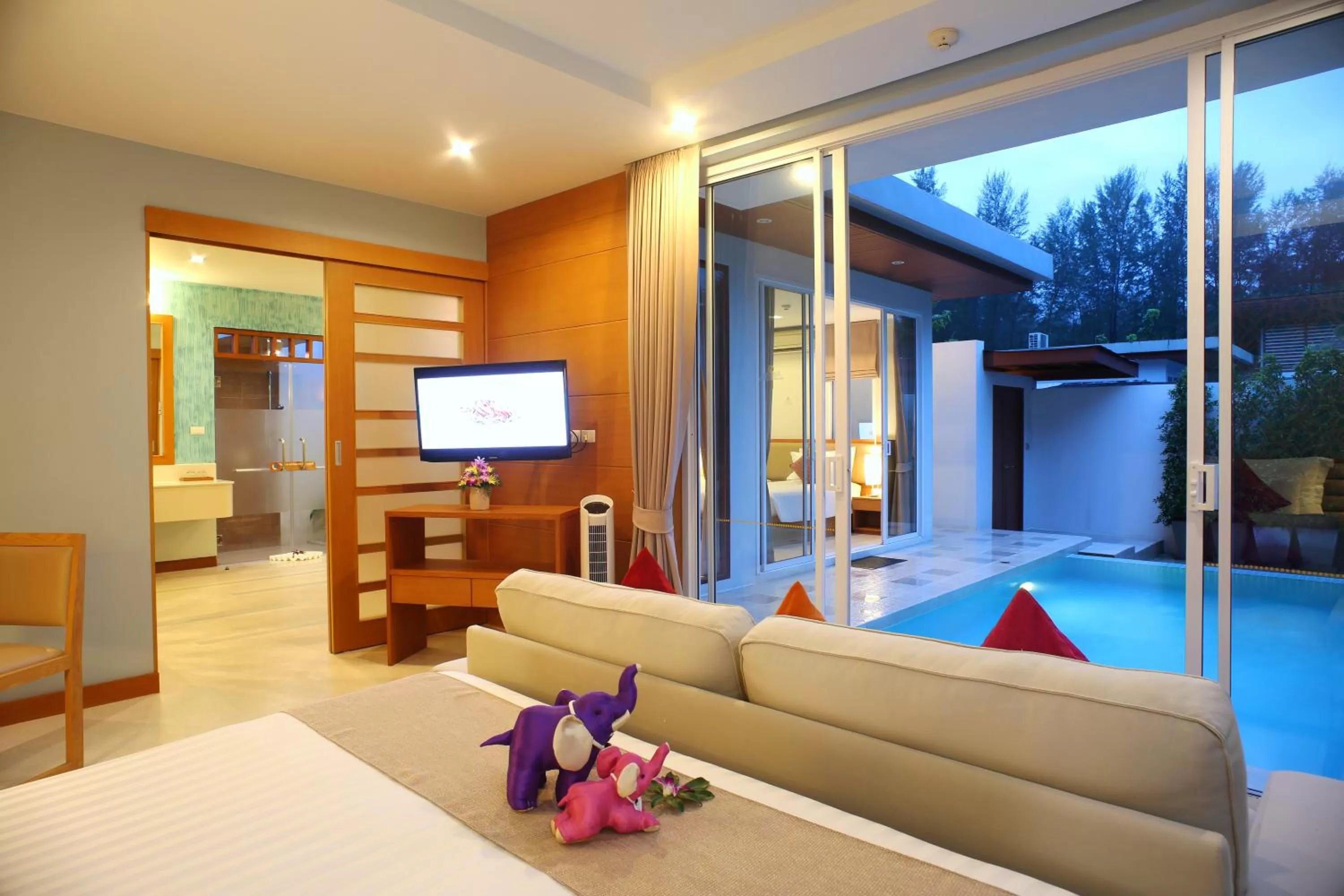 TV and multimedia, Bed in Apsara Beachfront Resort & Villa