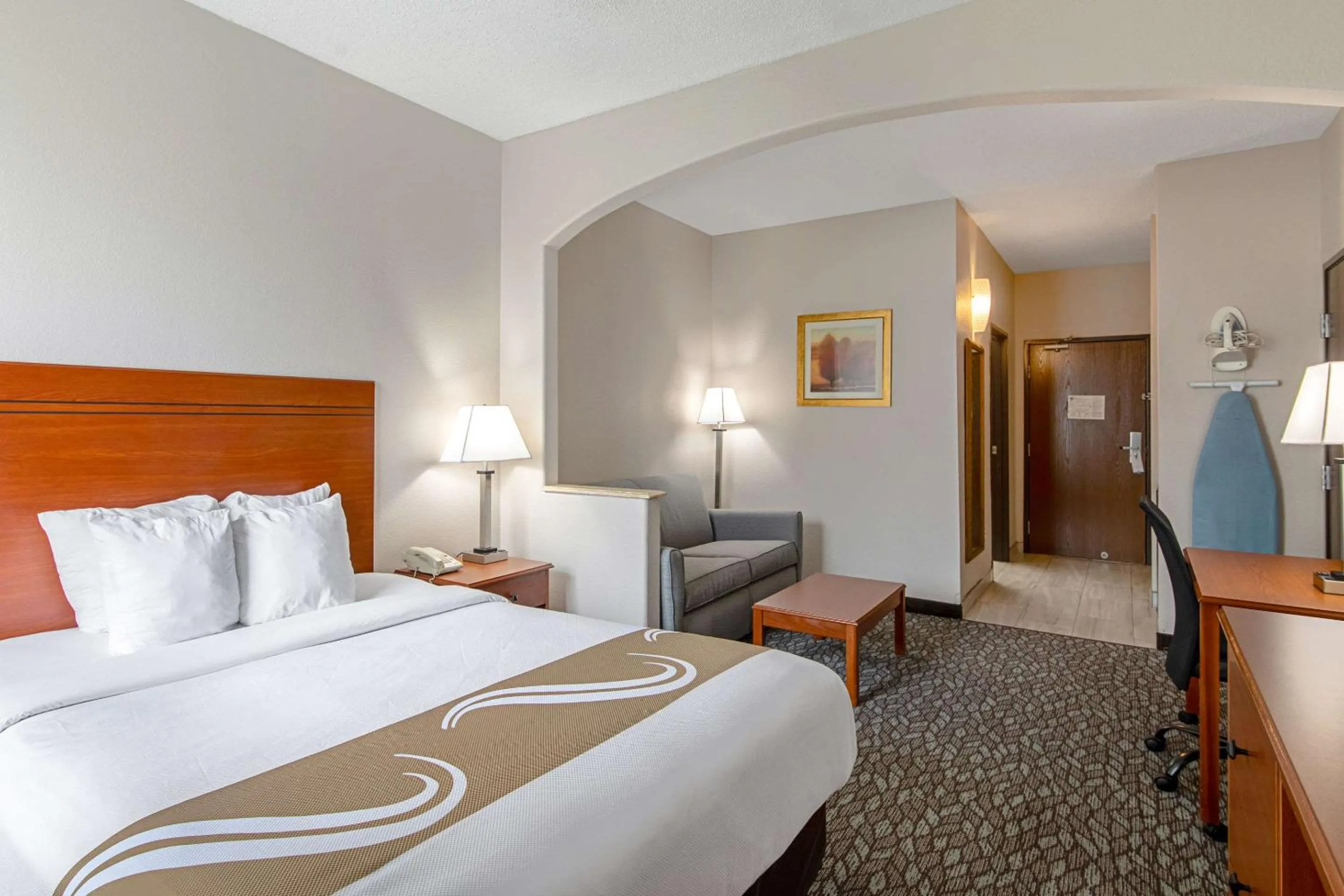 Bedroom, Bed in Quality Suites Austin South Street Elmo District