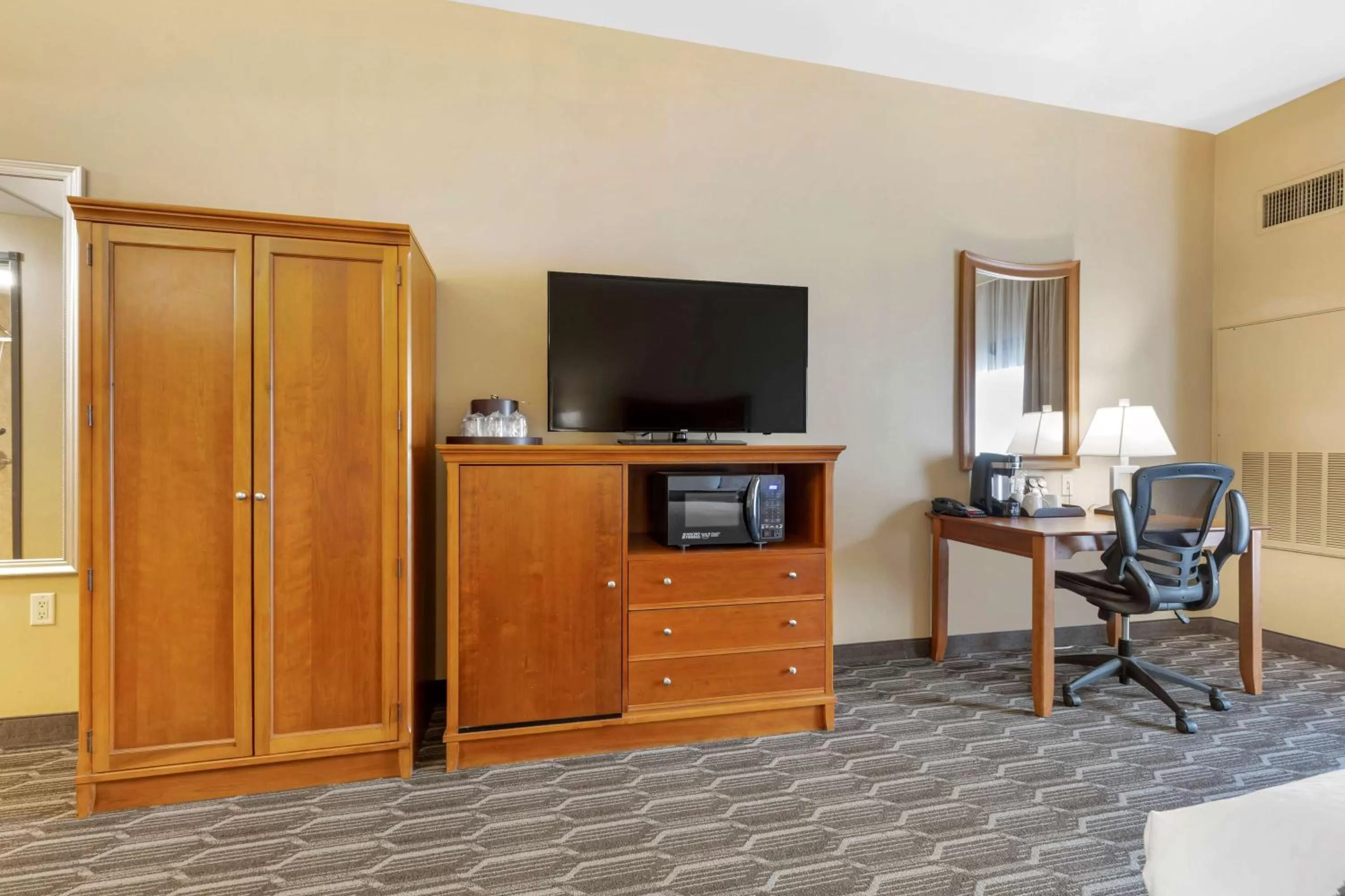 Bedroom in Best Western Plus Swiss Chalet Hotel & Suites