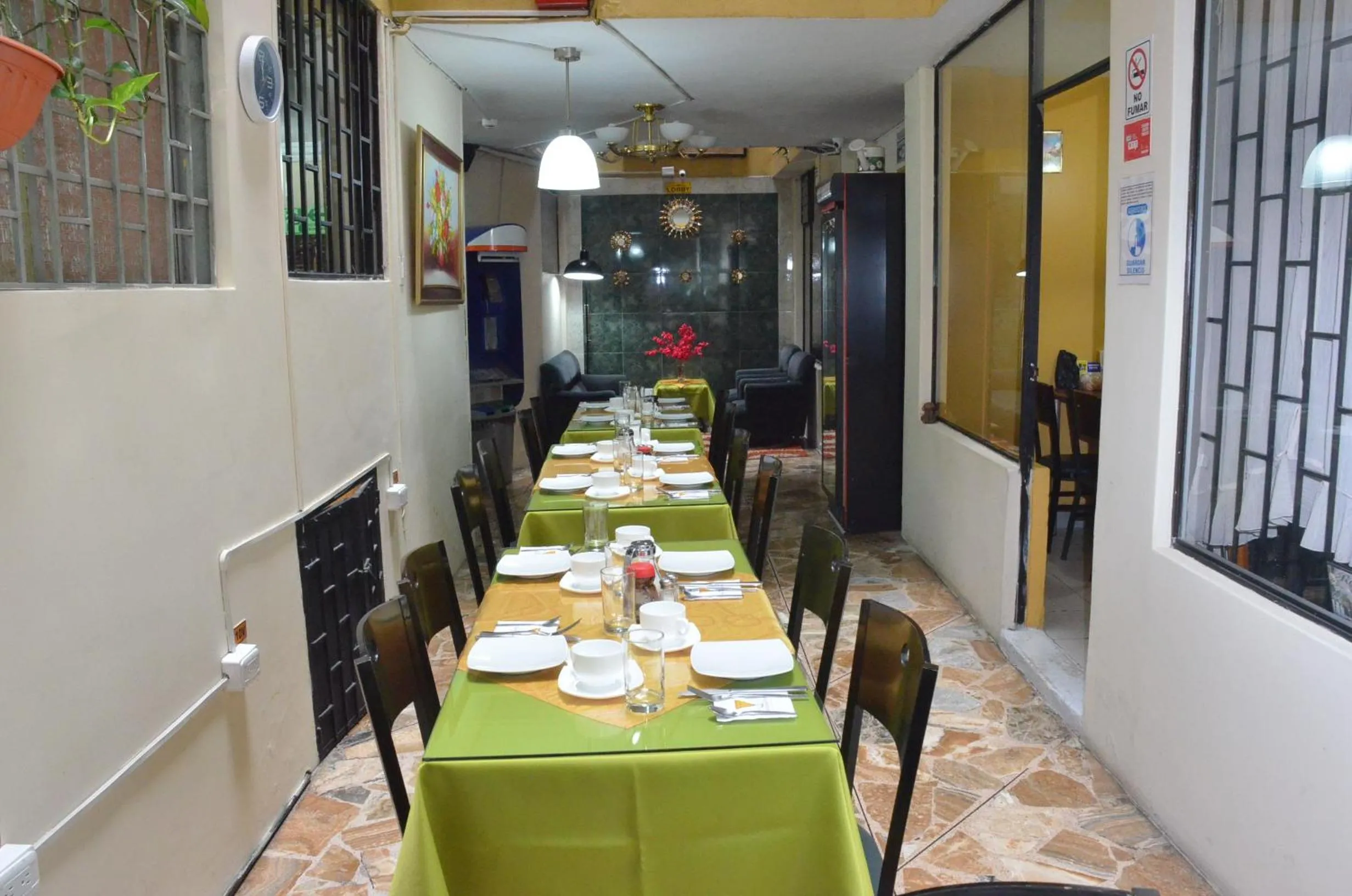 Restaurant/places to eat in Hotel Bonaventure