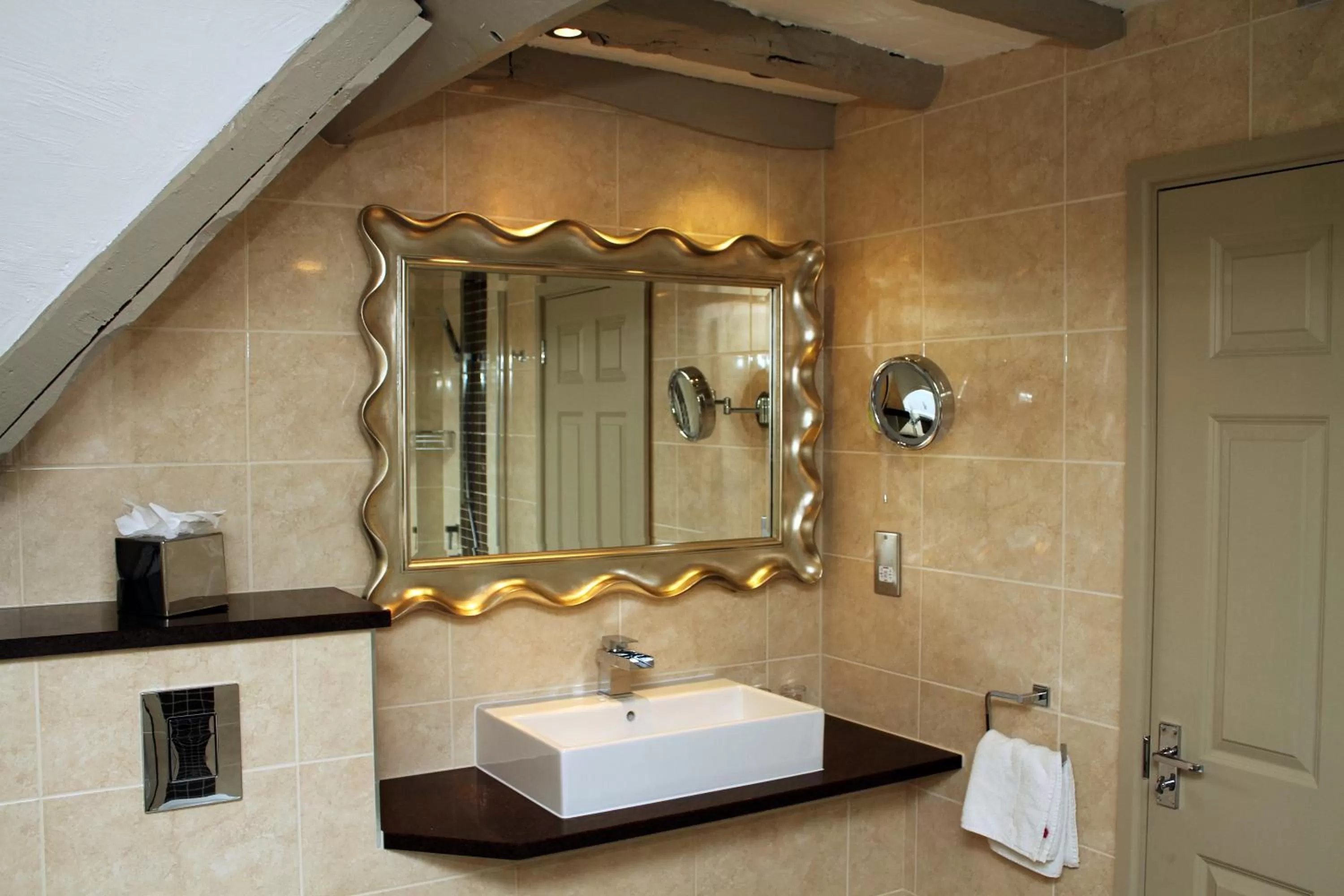 Bathroom in The Legacy Rose & Crown Hotel