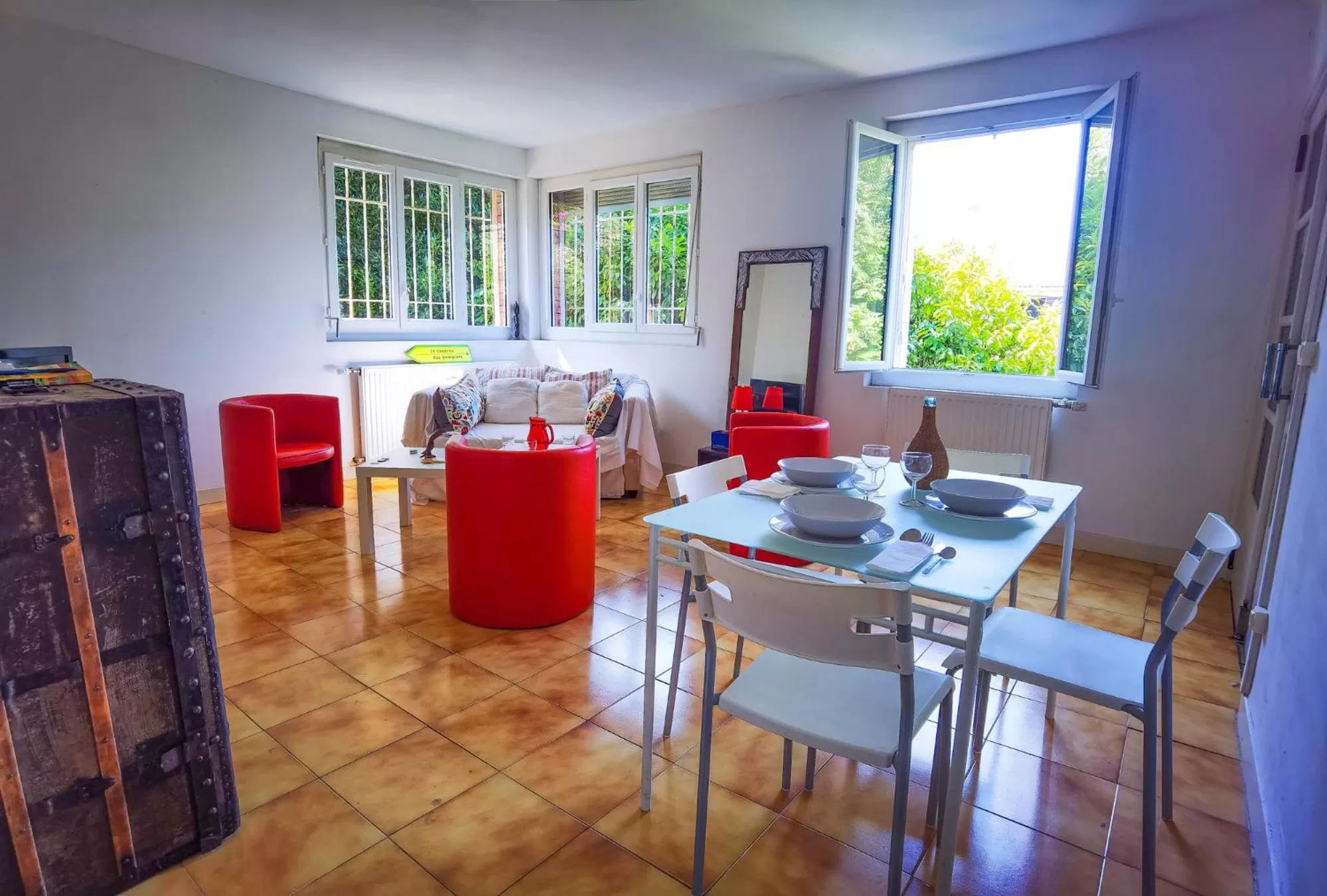 Communal lounge/ TV room, Dining Area in Chambres d'hôtes Avignon