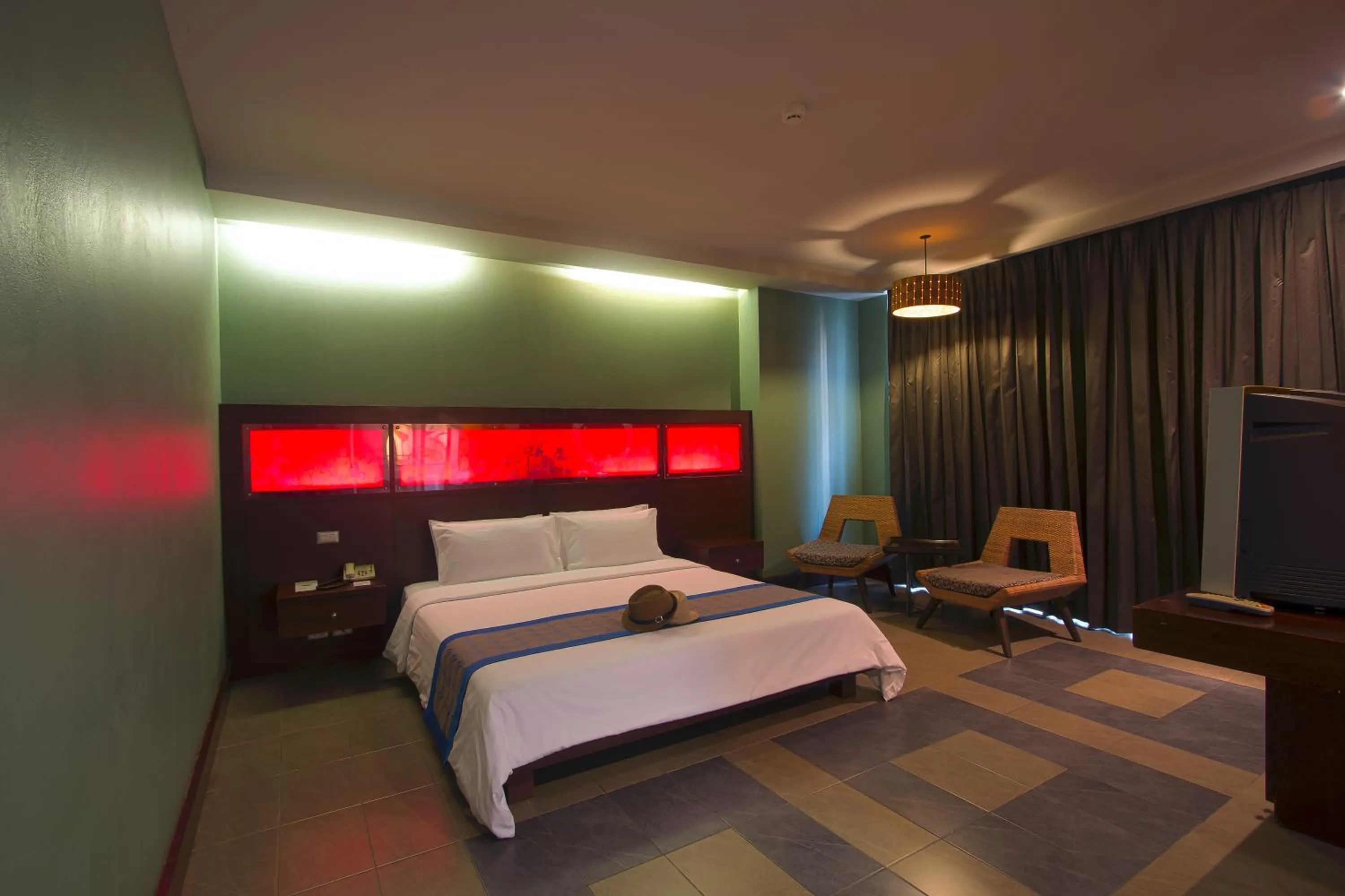 Photo of the whole room, Bed in Long Beach Garden Hotel & Pavilions