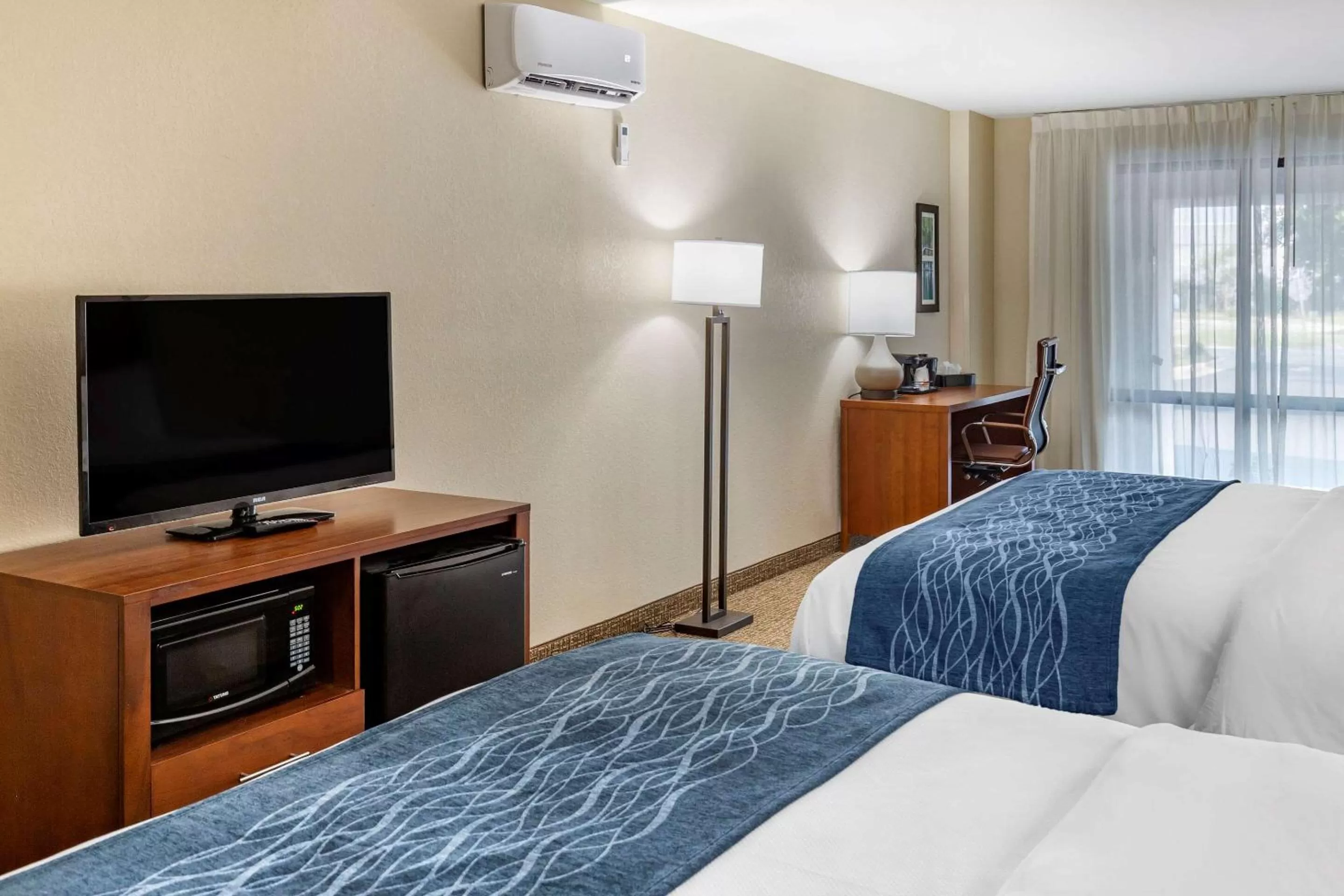 Photo of the whole room, Bed in Comfort Inn & Suites Spring Lake - Fayetteville near Fort Bragg