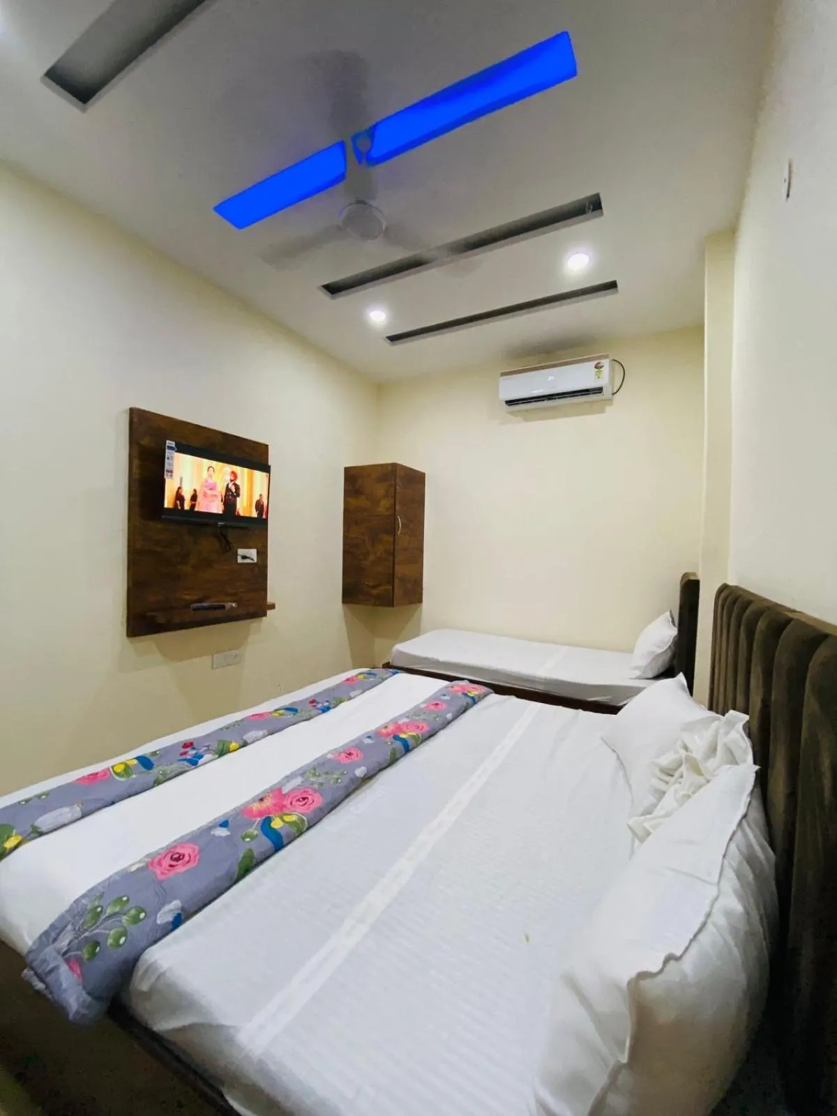 Photo of the whole room, Bed in Naman Homestay