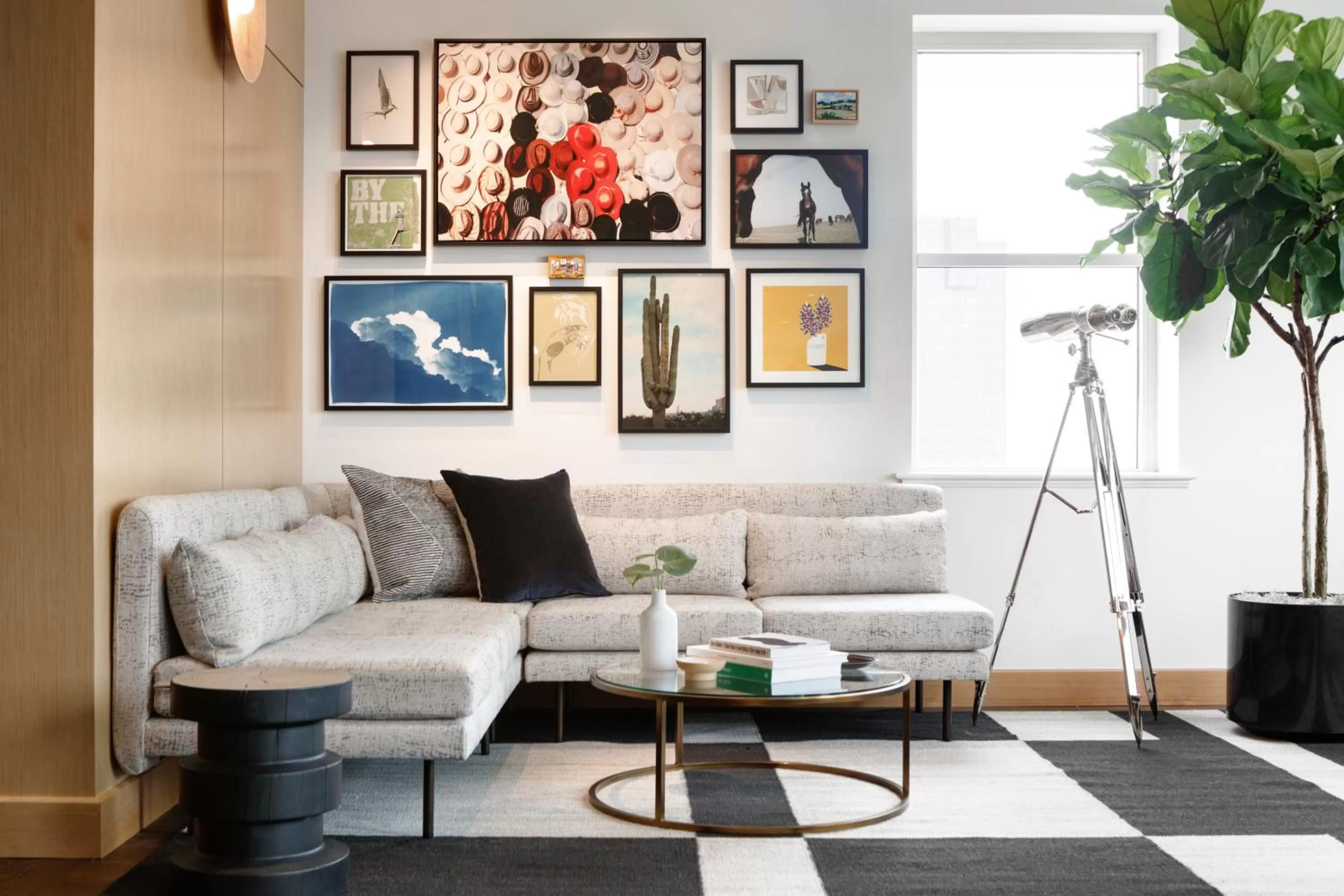 Living room in Kimpton - Harper Hotel by IHG