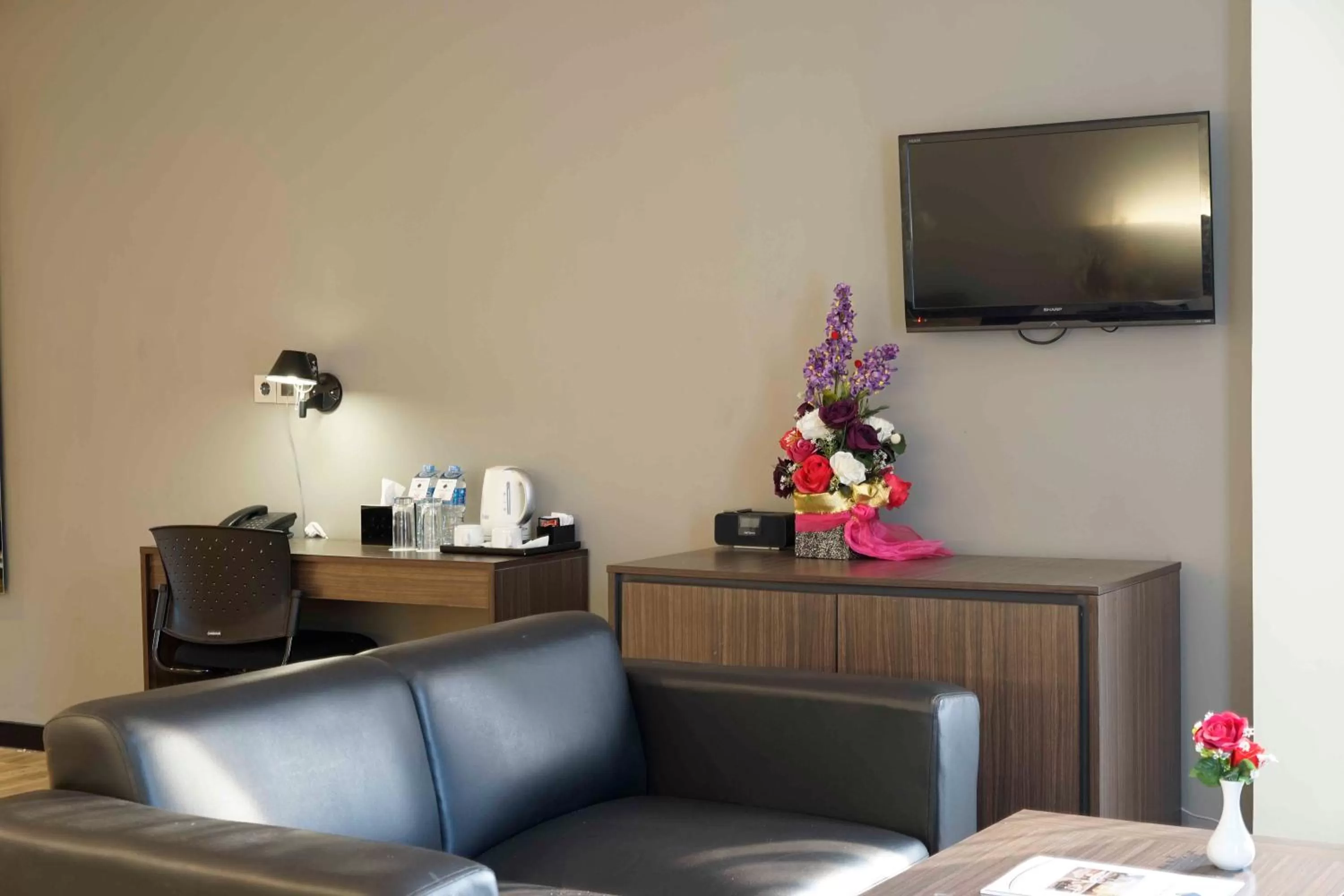 TV and multimedia in Yunna Hotel Lampung