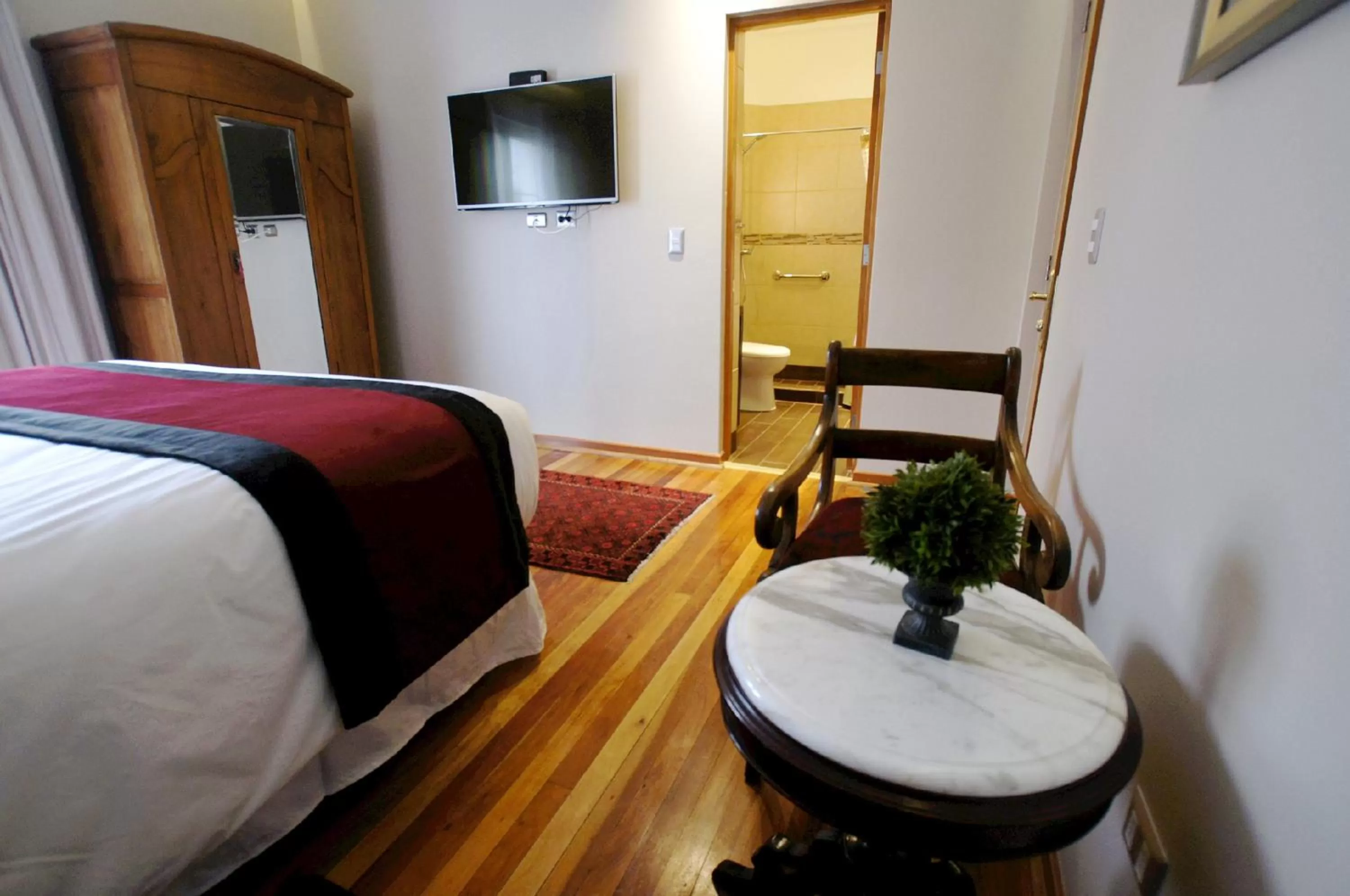 Bathroom, Bed in Quiral Hotel Boutique