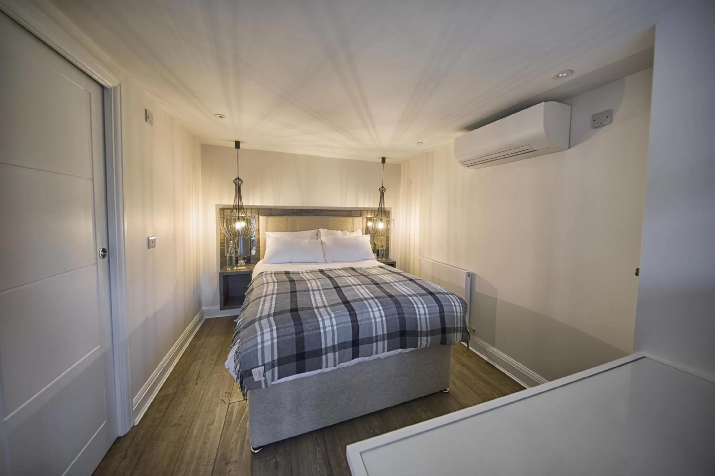 Bedroom, Bed in José Pizarro The Swan Inn