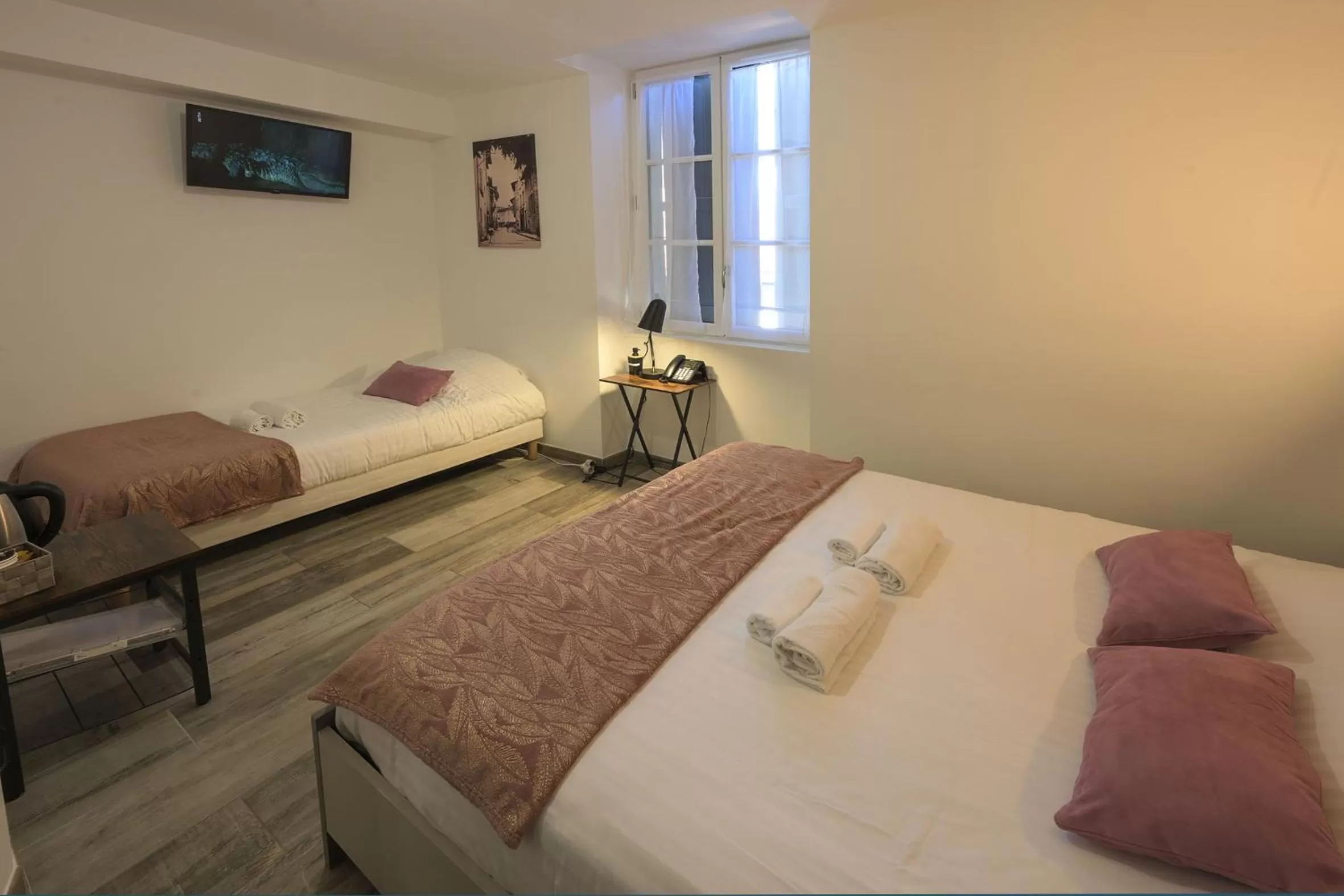 TV and multimedia, Bed in Hotel De La Croisée