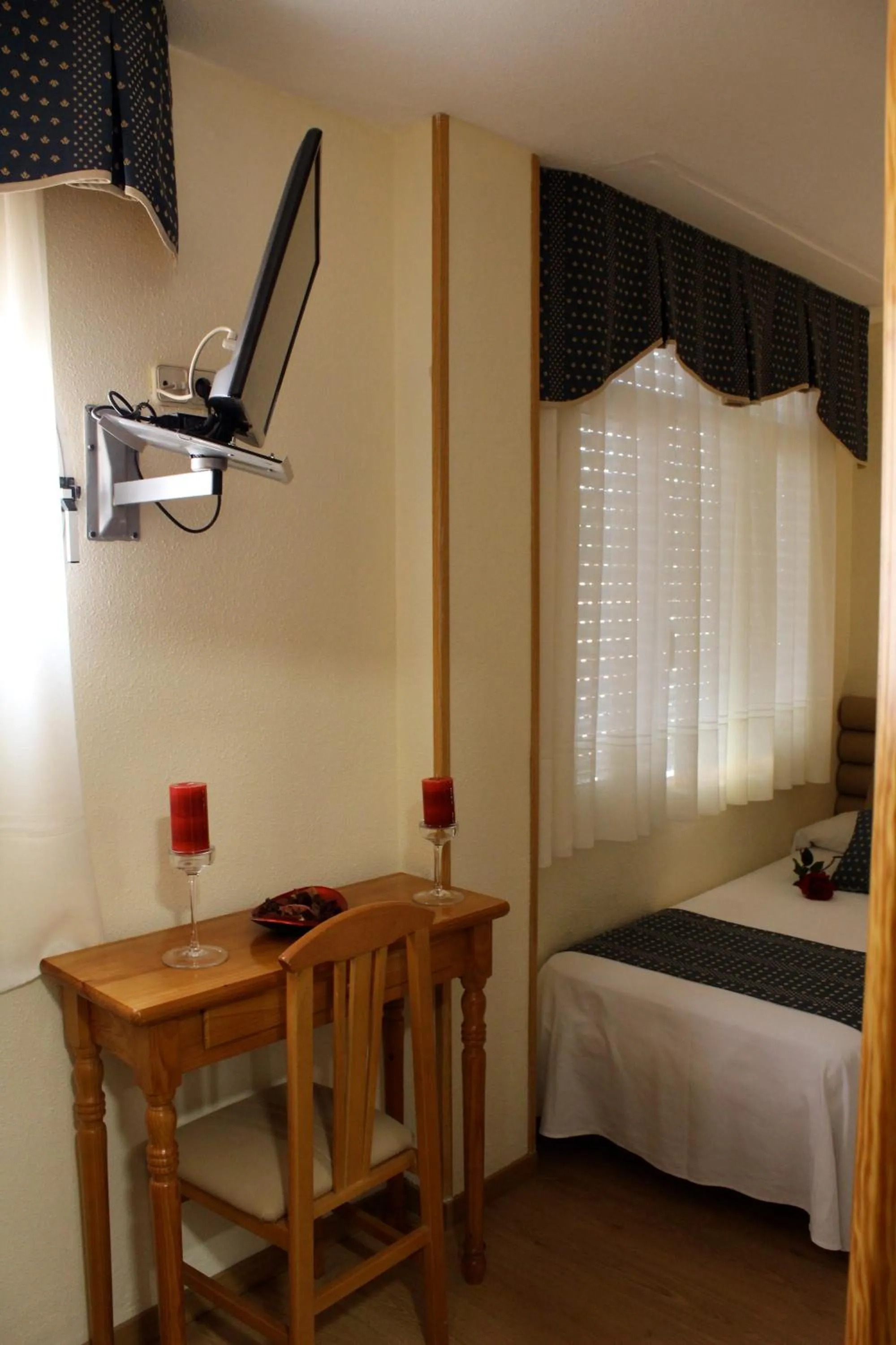 Bedroom, Bed in Hotel Cuatro Caños