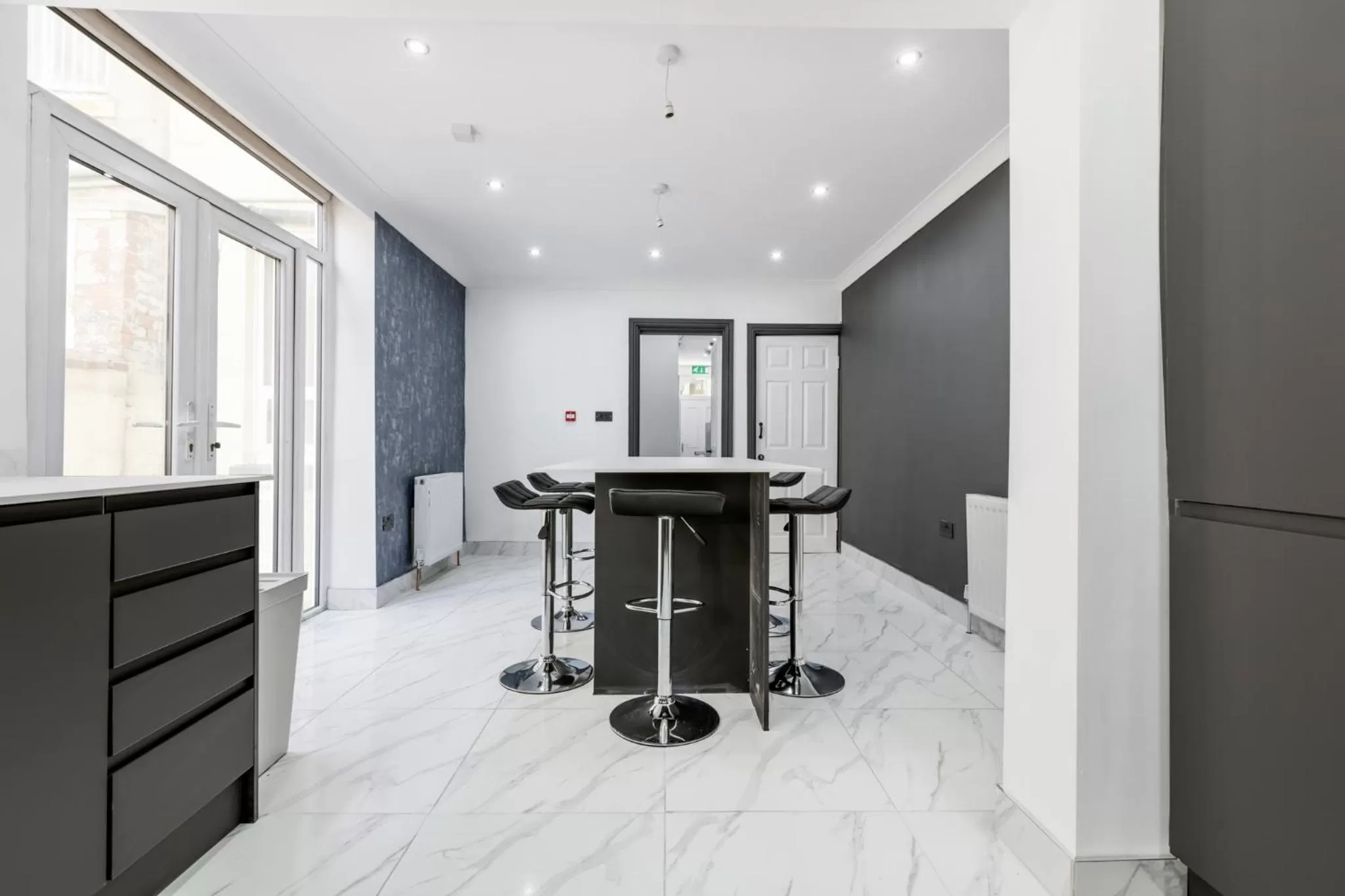 Kitchen or kitchenette, Bathroom in Crystal Towers Sasco Apartments