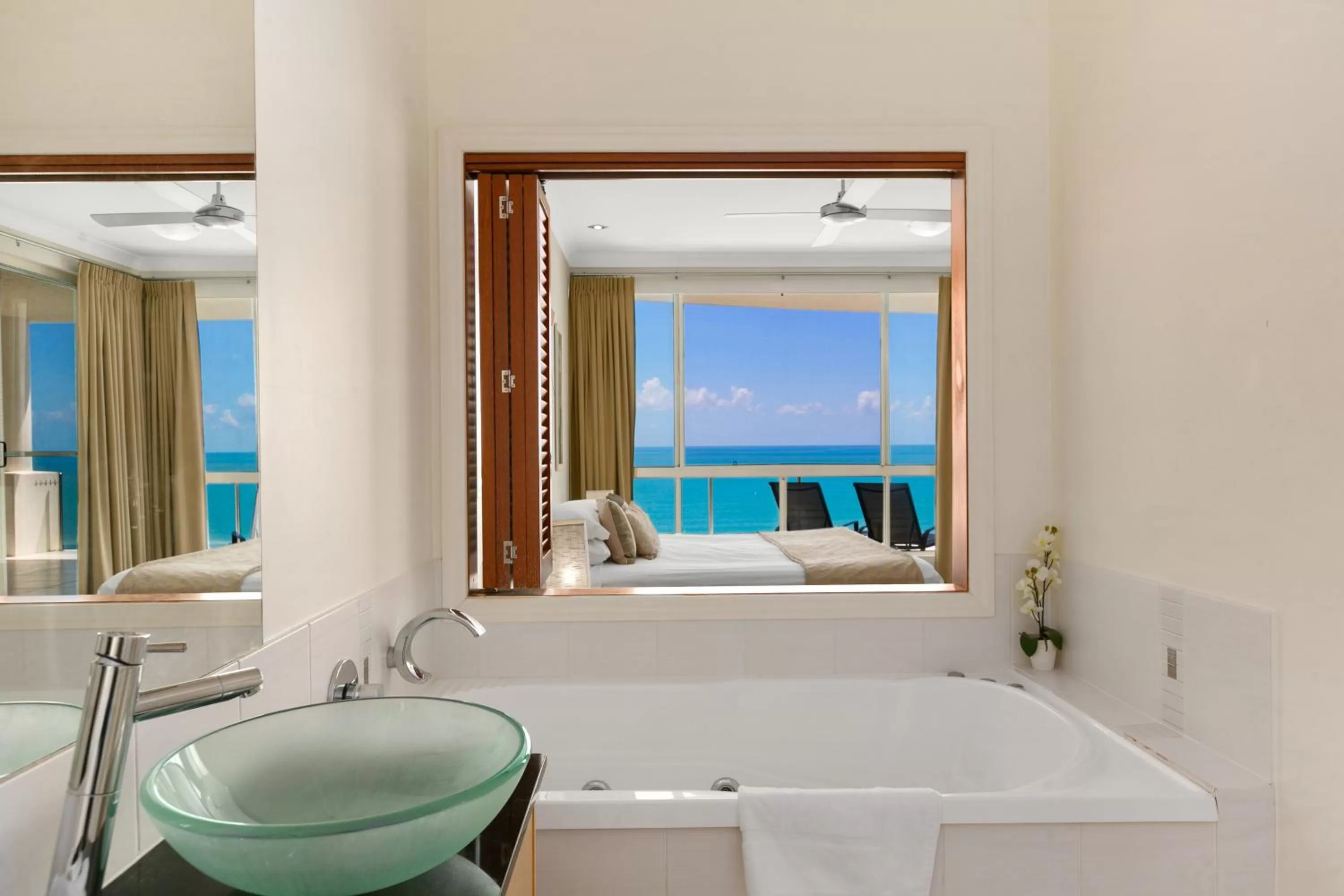 Bathroom, Bed in Bellevue At Trinity Beach